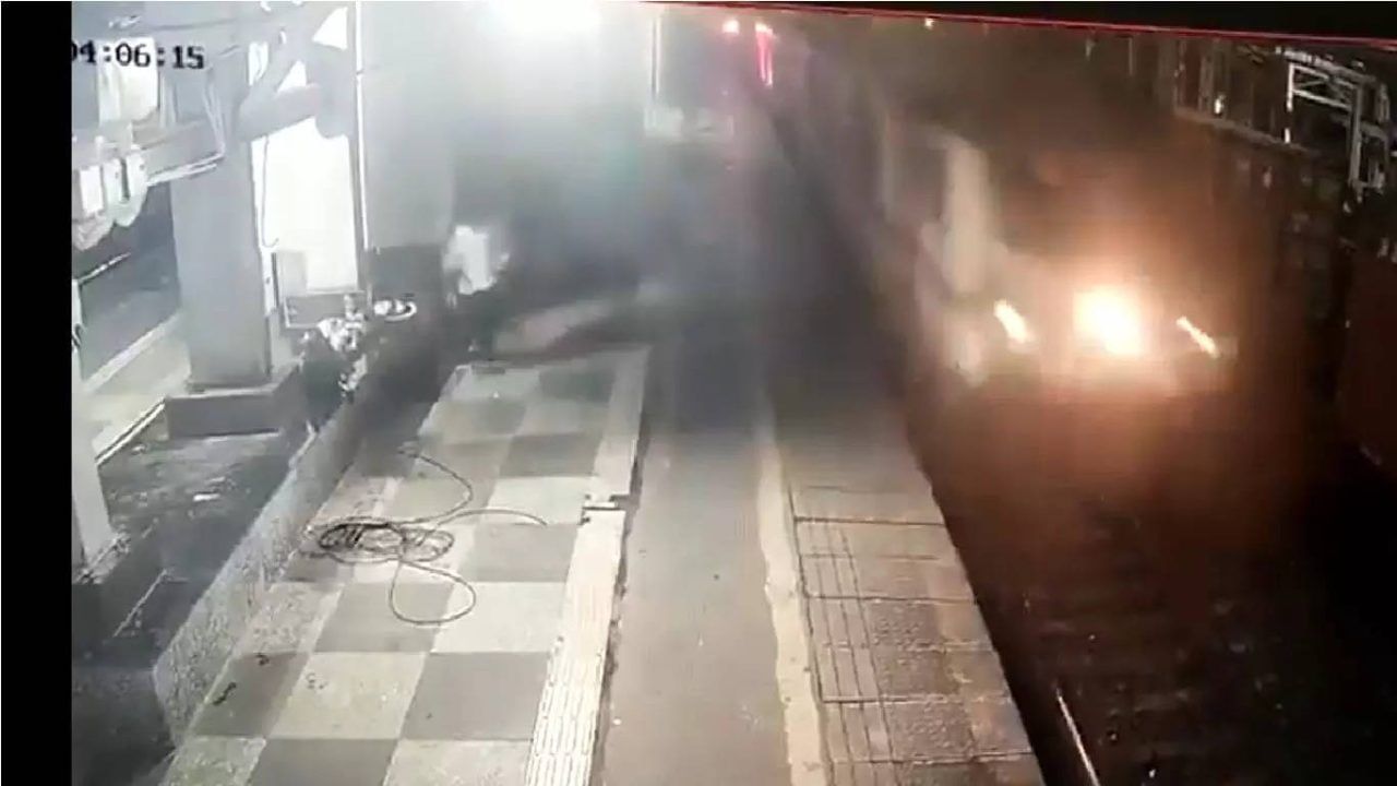 Viral Video: ಚಲಿಸುತ್ತಿದ್ದ ರೈಲಿನ ಮುಂದೆ ಹೆಂಡತಿಯನ್ನು ತಳ್ಳಿ ಕೊಂದ ಗಂಡ; ಇಡೀ ಘಟನೆ ಸಿಸಿಟಿವಿಯಲ್ಲಿ ಸೆರೆ Viral Video: ಚಲಿಸುತ್ತಿದ್ದ ರೈಲಿನ ಮುಂದೆ ಹೆಂಡತಿಯನ್ನು ತಳ್ಳಿ ಕೊಂದ ಗಂಡ; ಇಡೀ ಘಟನೆ ಸಿಸಿಟಿವಿಯಲ್ಲಿ ಸೆರೆ