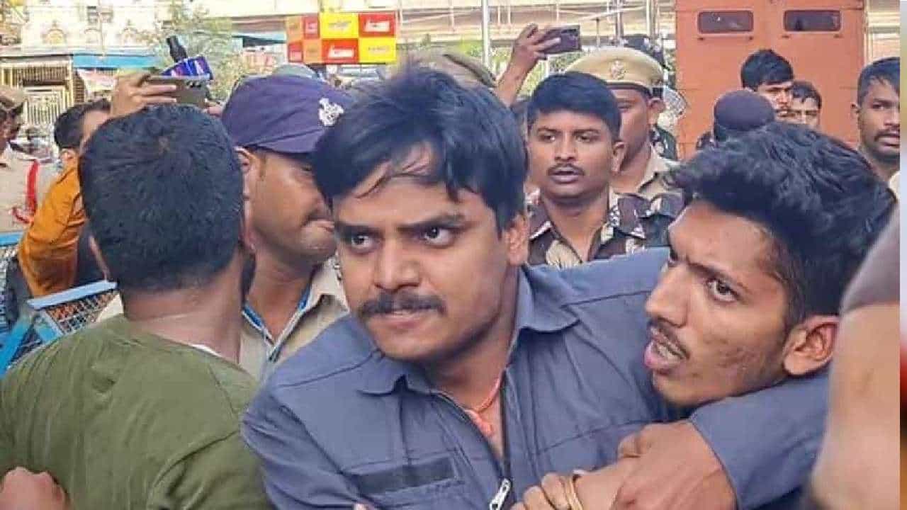 Big News: ಪ್ರವಾದಿ ಬಗ್ಗೆ ವಿವಾದಾತ್ಮಕ ಹೇಳಿಕೆ; ಬಿಜೆಪಿಯಿಂದ ಉಚ್ಛಾಟಿತ ಶಾಸಕ ರಾಜಾ ಸಿಂಗ್ ಮತ್ತೆ ಬಂಧನ Big News: ಪ್ರವಾದಿ ಬಗ್ಗೆ ವಿವಾದಾತ್ಮಕ ಹೇಳಿಕೆ; ಬಿಜೆಪಿಯಿಂದ ಉಚ್ಛಾಟಿತ ಶಾಸಕ ರಾಜಾ ಸಿಂಗ್ ಮತ್ತೆ ಬಂಧನ