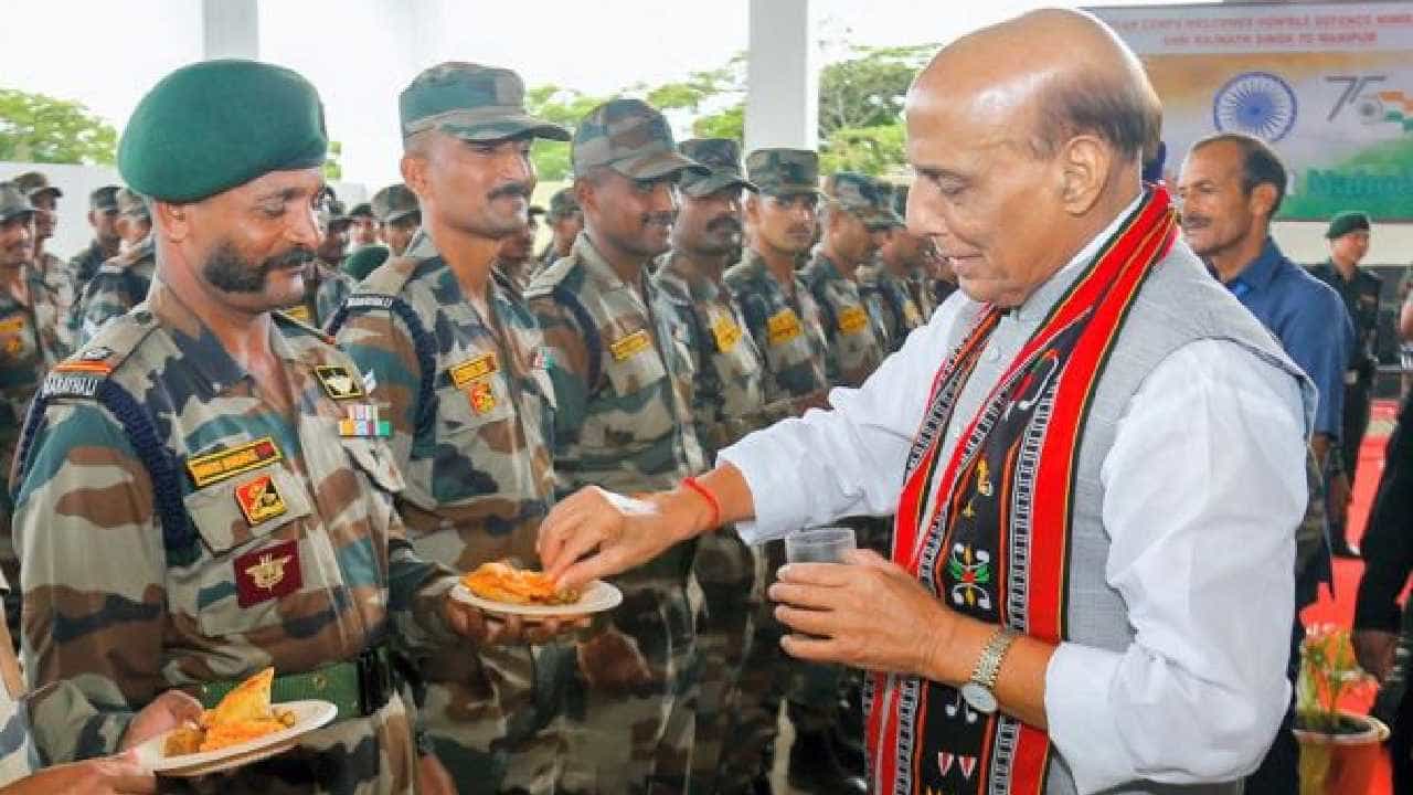 Rajnath Singh: ನಾನು ಸೇನೆಗೆ ಸೇರಬೇಕೆಂದು ಪರೀಕ್ಷೆಯನ್ನೂ ಬರೆದಿದ್ದೆ, ಆದರೆ...; ಹಳೆಯ ನೆನಪು ಬಿಚ್ಚಿಟ್ಟ ರಾಜನಾಥ್ ಸಿಂಗ್ Rajnath Singh: ನಾನು ಸೇನೆಗೆ ಸೇರಬೇಕೆಂದು ಪರೀಕ್ಷೆಯನ್ನೂ ಬರೆದಿದ್ದೆ, ಆದರೆ...; ಹಳೆಯ ನೆನಪು ಬಿಚ್ಚಿಟ್ಟ ರಾಜನಾಥ್ ಸಿಂಗ್