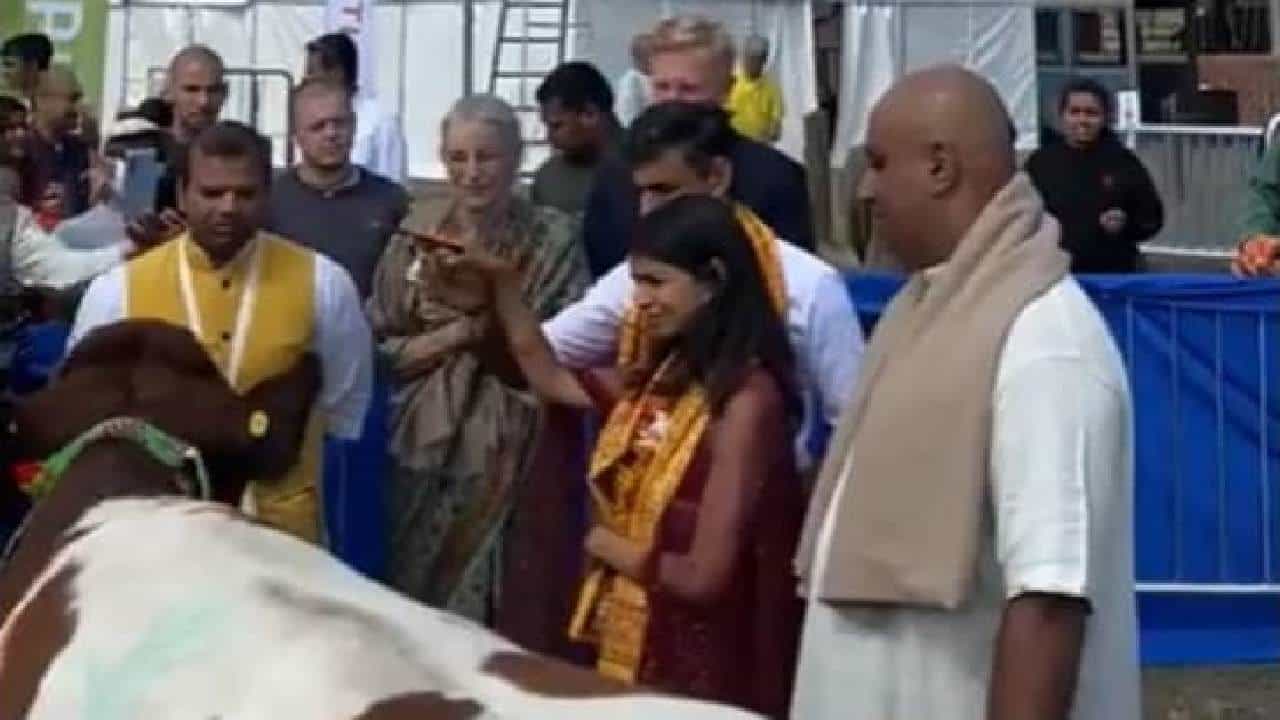 Viral Video: ಪತ್ನಿ ಅಕ್ಷತಾ ಮೂರ್ತಿ ಜೊತೆ ಲಂಡನ್​​ನಲ್ಲಿ ಗೋಪೂಜೆ ಮಾಡಿದ ರಿಷಿ ಸುನಕ್; ವಿಡಿಯೋ ವೈರಲ್