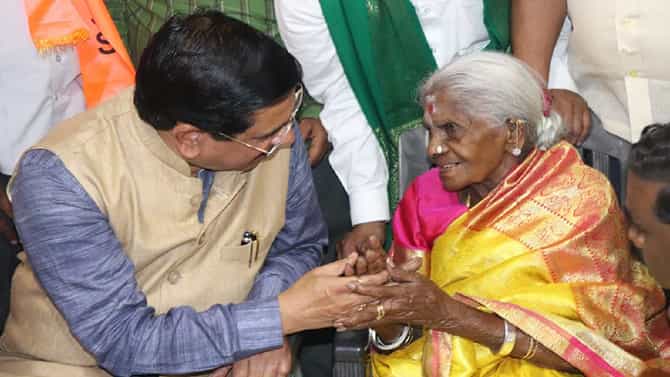 ಸಾಲುಮರದ ತಿಮ್ಮಕ್ಕಗೆ ಸನ್ಮಾನ ಮಾಡಿ, ಆಶೀರ್ವಾದ ಪಡೆದ ಕೇಂದ್ರ ಸಚಿವ ಪ್ರಲ್ಹಾದ್ ಜೋಶಿ