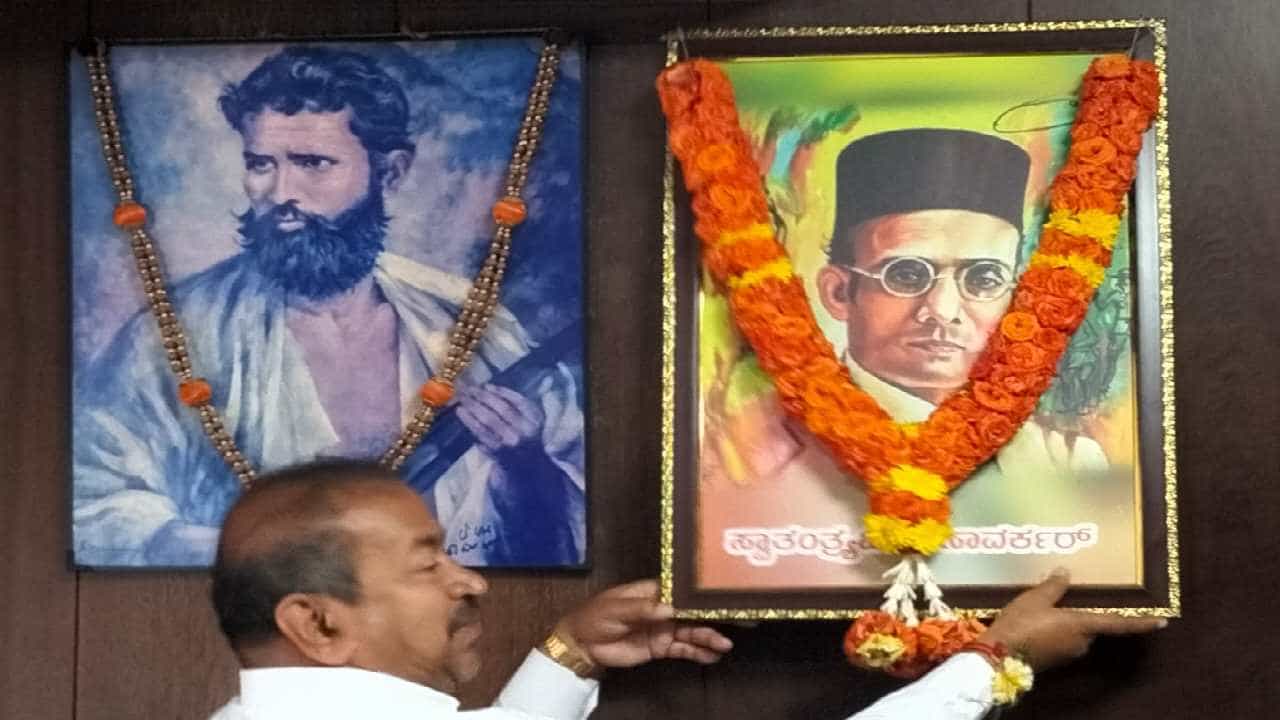 ಶಿವಮೊಗ್ಗ ಪಾಲಿಕೆಯಲ್ಲಿ ವೀರ್ ಸಾವರ್ಕರ್ ಫೋಟೋ ಇಟ್ಟು, ಪುಷ್ಪನಮನ ಸಲ್ಲಿಸಿದ ಜಿಲ್ಲಾ ಬಿಜೆಪಿ ಮುಖಂಡರು ಶಿವಮೊಗ್ಗ ಪಾಲಿಕೆಯಲ್ಲಿ ವೀರ್ ಸಾವರ್ಕರ್ ಫೋಟೋ ಇಟ್ಟು, ಪುಷ್ಪನಮನ ಸಲ್ಲಿಸಿದ ಜಿಲ್ಲಾ ಬಿಜೆಪಿ ಮುಖಂಡರು