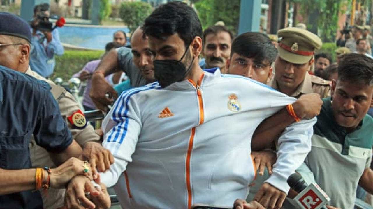 Shrikant Tyagi Case: ನೊಯ್ಡಾದಲ್ಲಿ ಮಹಿಳೆ ಮೇಲೆ ಹಲ್ಲೆ ಪ್ರಕರಣ; ಶ್ರೀಕಾಂತ್ ತ್ಯಾಗಿ ಜಾಮೀನು ಅರ್ಜಿ ವಜಾ Shrikant Tyagi Case: ನೊಯ್ಡಾದಲ್ಲಿ ಮಹಿಳೆ ಮೇಲೆ ಹಲ್ಲೆ ಪ್ರಕರಣ; ಶ್ರೀಕಾಂತ್ ತ್ಯಾಗಿ ಜಾಮೀನು ಅರ್ಜಿ ವಜಾ