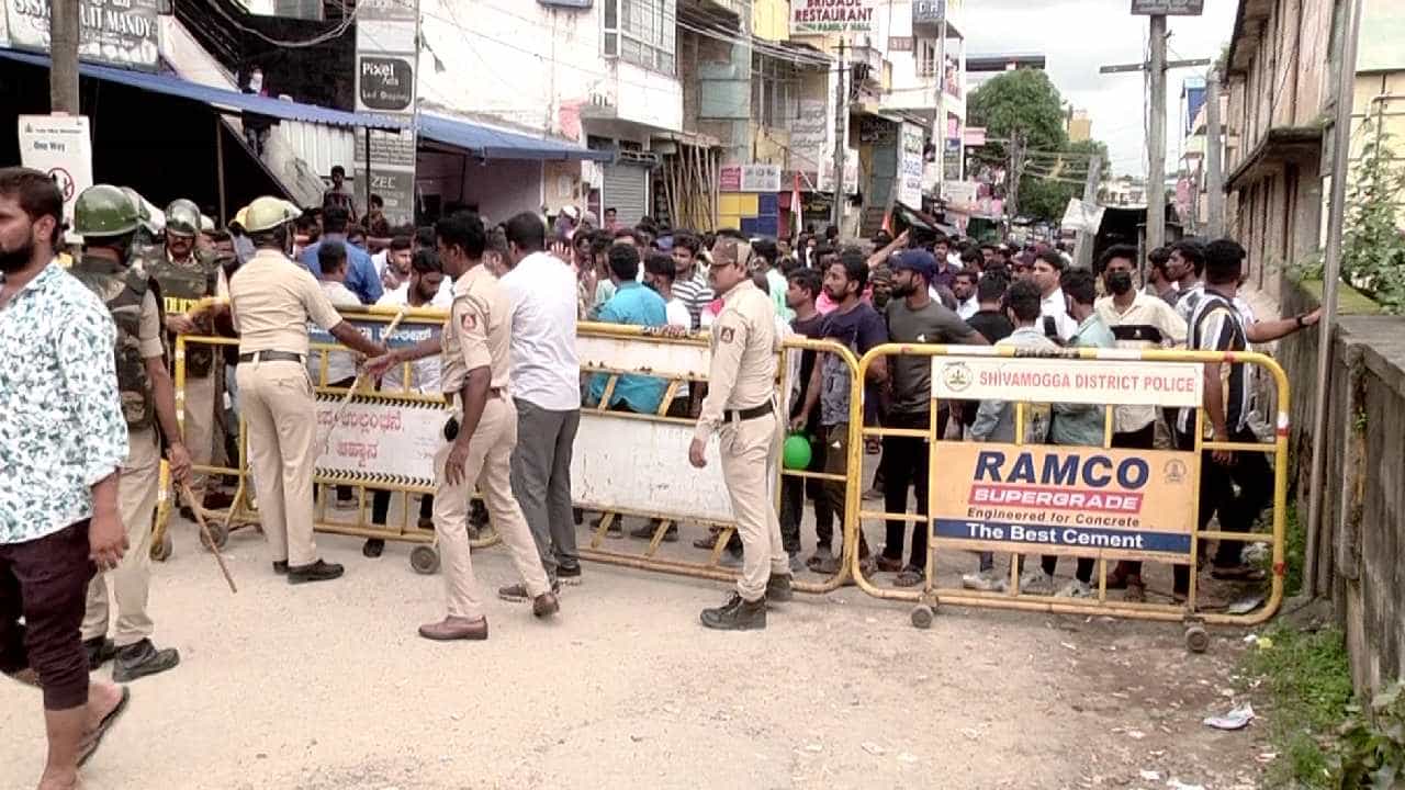 ಶಿವಮೊಗ್ಗದಲ್ಲಿ ಕೋಮು ಸಂಘರ್ಷ: ಶಿವಮೊಗ್ಗ ನಗರ, ಭದ್ರಾವತಿ ಪಟ್ಟಣದ ಶಾಲಾ ಕಾಲೇಜಿಗೆ ಮಂಗಳವಾರ ರಜೆ, ಆ. 18ರವರೆಗೆ ನಿಷೇಧಾಜ್ಞೆ ಶಿವಮೊಗ್ಗದಲ್ಲಿ ಕೋಮು ಸಂಘರ್ಷ: ಶಿವಮೊಗ್ಗ ನಗರ, ಭದ್ರಾವತಿ ಪಟ್ಟಣದ ಶಾಲಾ ಕಾಲೇಜಿಗೆ ಮಂಗಳವಾರ ರಜೆ, ಆ. 18ರವರೆಗೆ ನಿಷೇಧಾಜ್ಞೆ
