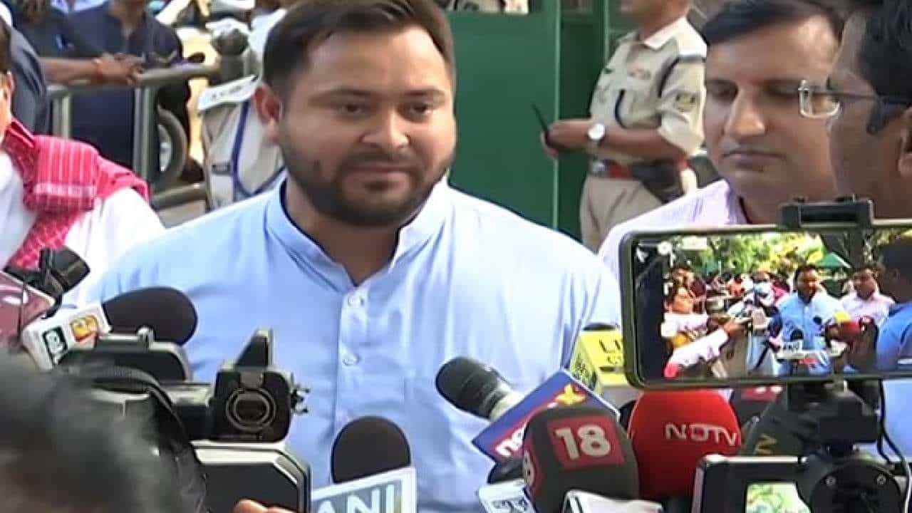 Tejashwi Yadav: ಬಿಜೆಪಿಯವರನ್ನೂ ಇದೇ ಪ್ರಶ್ನೆ ಕೇಳಿ; ಉದ್ಯೋಗದ ಭರವಸೆ ಕುರಿತ ಪ್ರಶ್ನೆಗೆ ತೇಜಸ್ವಿ ಯಾದವ್ ಉತ್ತರ Tejashwi Yadav: ಬಿಜೆಪಿಯವರನ್ನೂ ಇದೇ ಪ್ರಶ್ನೆ ಕೇಳಿ; ಉದ್ಯೋಗದ ಭರವಸೆ ಕುರಿತ ಪ್ರಶ್ನೆಗೆ ತೇಜಸ್ವಿ ಯಾದವ್ ಉತ್ತರ