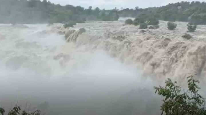 ಮಂಡ್ಯ: ಭೋರ್ಗರೆಯುತ್ತ ಹಾಲ್ನೋರೆಯಂತೆ ಧುಮ್ಮಿಕ್ಕುತ್ತಿದೆ ಬೆಂಕಿ ಫಾಲ್ಸ್! ಮಂಡ್ಯ: ಭೋರ್ಗರೆಯುತ್ತ ಹಾಲ್ನೋರೆಯಂತೆ ಧುಮ್ಮಿಕ್ಕುತ್ತಿದೆ ಬೆಂಕಿ ಫಾಲ್ಸ್!