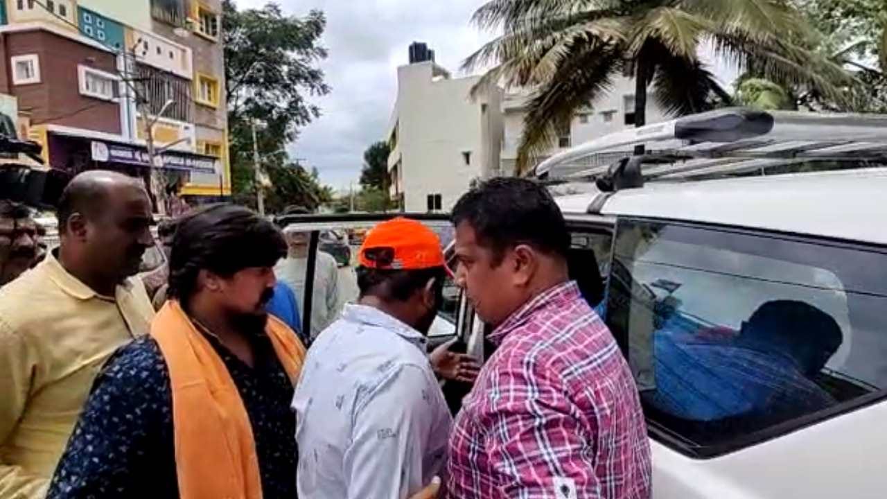 ಟಿಪ್ಪು ಭಾವಚಿತ್ರ ಇದ್ದ ಬ್ಯಾನರ್ ಹರಿದು ಹಾಕಿದ ಪುನೀತ್ ಕೆರೆಹಳ್ಳಿ ವಶಕ್ಕೆ ಪಡೆದ ಪೊಲೀಸ್ ಟಿಪ್ಪು ಭಾವಚಿತ್ರ ಇದ್ದ ಬ್ಯಾನರ್ ಹರಿದು ಹಾಕಿದ ಪುನೀತ್ ಕೆರೆಹಳ್ಳಿ ವಶಕ್ಕೆ ಪಡೆದ ಪೊಲೀಸ್