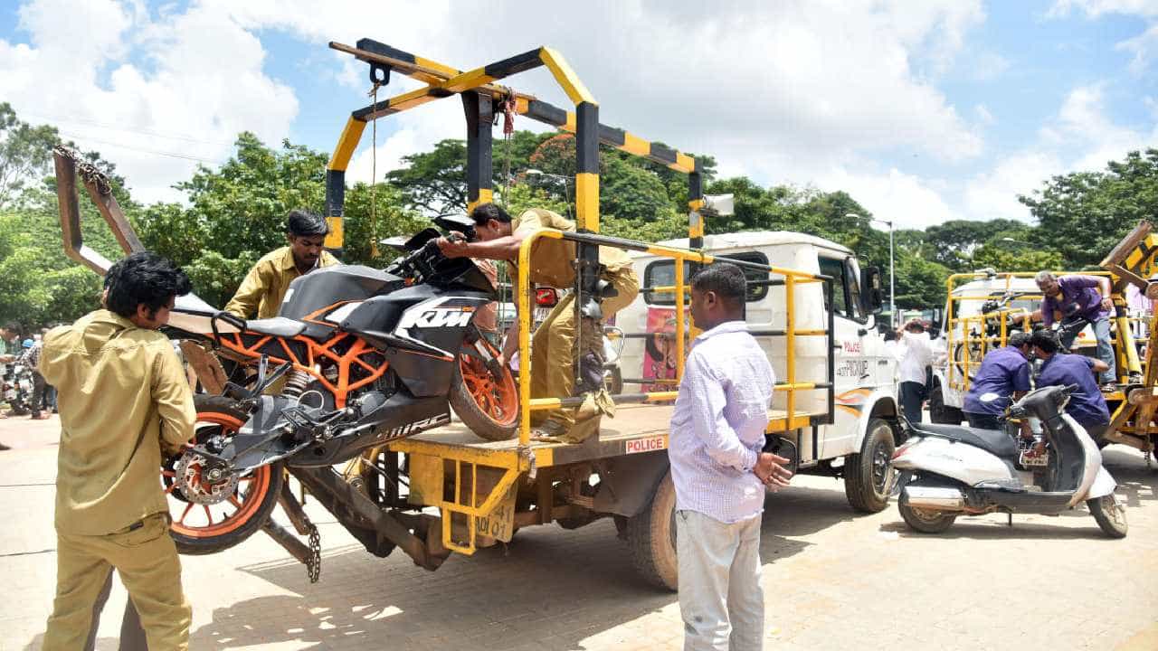 ಟೋಯಿಂಗ್ ಇಲ್ಲ ಅಂತ ಎಲ್ಲೆಂದರಲ್ಲಿ ವಾಹನ ಪಾರ್ಕ್ ಮಾಡುವ ಮುನ್ನ ಎಚ್ಚರ! ಟೋಯಿಂಗ್ ಬದಲು ಹೊಸ ಮಾರ್ಗಕ್ಕೆ ಮುಂದಾದ ಸಂಚಾರಿ ಪೊಲೀಸರು ಟೋಯಿಂಗ್ ಇಲ್ಲ ಅಂತ ಎಲ್ಲೆಂದರಲ್ಲಿ ವಾಹನ ಪಾರ್ಕ್ ಮಾಡುವ ಮುನ್ನ ಎಚ್ಚರ! ಟೋಯಿಂಗ್ ಬದಲು ಹೊಸ ಮಾರ್ಗಕ್ಕೆ ಮುಂದಾದ ಸಂಚಾರಿ ಪೊಲೀಸರು