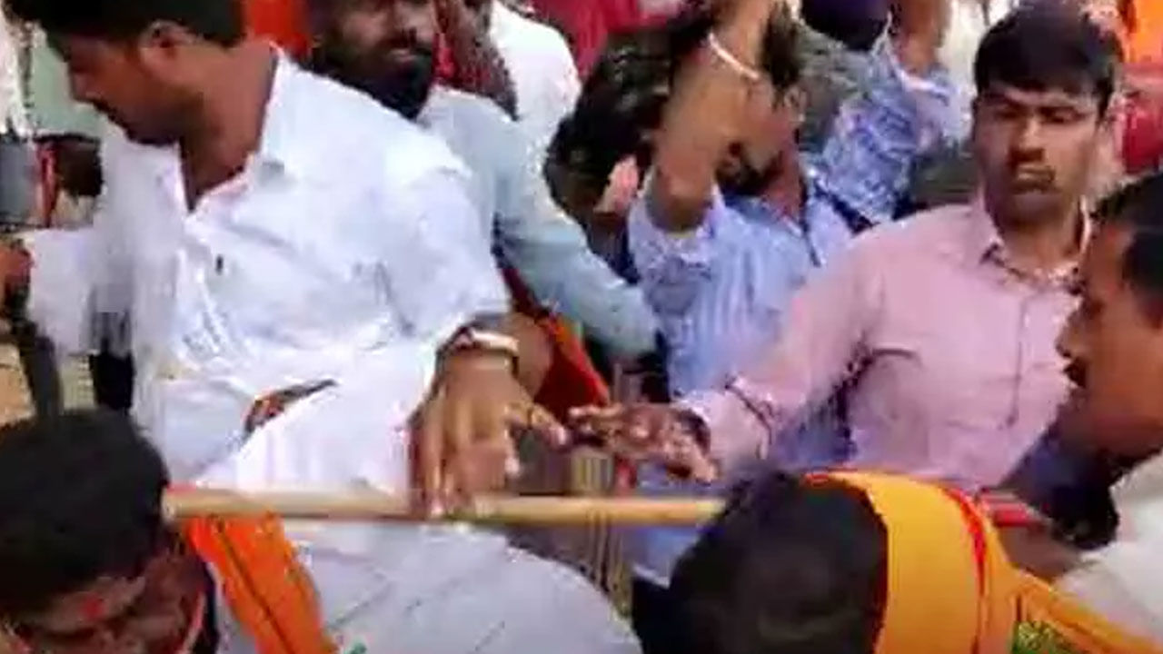 ತೆಲಂಗಾಣ: ಬಿಜೆಪಿ ಪ್ರಜಾ ಸಂಗ್ರಾಮ ಯಾತ್ರೆ ವೇಳೆ ಟಿಆರ್ಎಸ್ ಕಾರ್ಯಕರ್ತರೊಂದಿಗೆ ಸಂಘರ್ಷ; ಹಲವರಿಗೆ ಗಾಯ