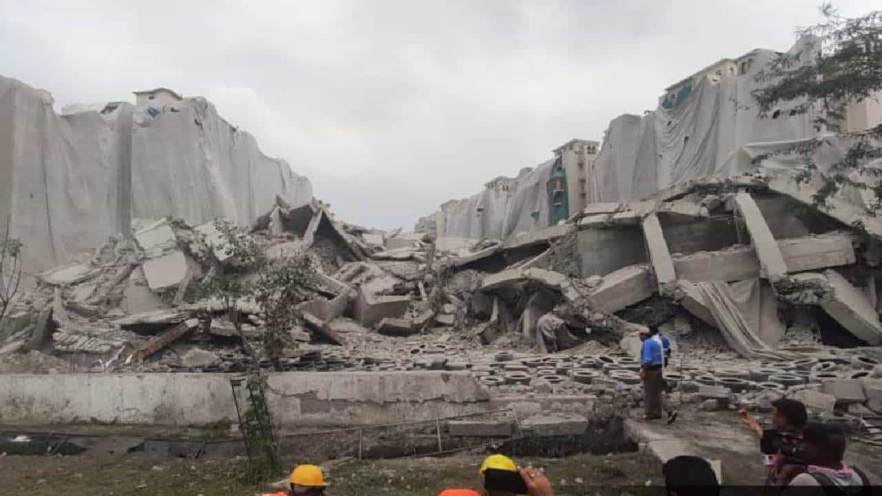 Noida Twin Towers: ಯುದ್ಧಪೀಡಿತ ಭೂಮಿಯಂತೆ ಕಾಣುತ್ತಿದೆ ನೊಯ್ಡಾದ ಅವಳಿ ಕಟ್ಟಡ ಧ್ವಂಸವಾದ ಜಾಗ Noida Twin Towers: ಯುದ್ಧಪೀಡಿತ ಭೂಮಿಯಂತೆ ಕಾಣುತ್ತಿದೆ ನೊಯ್ಡಾದ ಅವಳಿ ಕಟ್ಟಡ ಧ್ವಂಸವಾದ ಜಾಗ