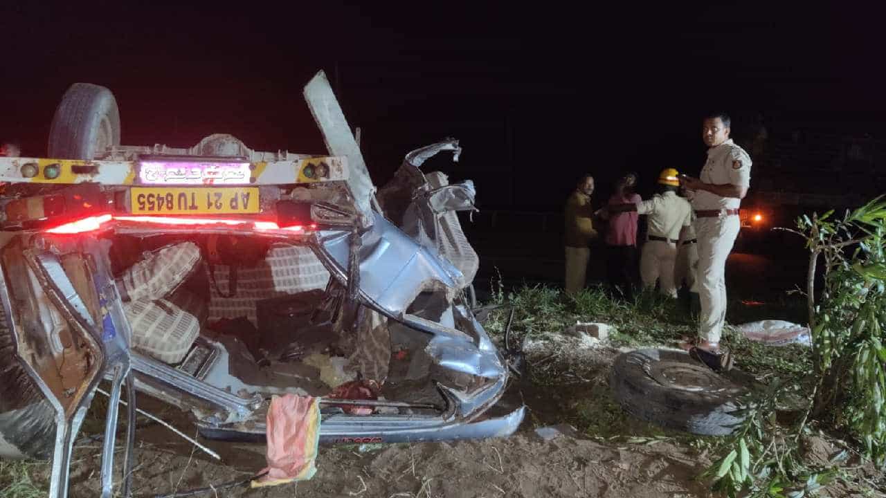 Tumakur Accident: ಪಿಎಂ ಮೋದಿಯಿಂದ ಮೃತರ ಕುಟುಂಬಕ್ಕೆ ರೂ. 2 ಲಕ್ಷ ಪರಿಹಾರ; ಅಪಘಾತಕ್ಕೆ ಅಸಲಿ ಕಾರಣ ಇಲ್ಲಿದೆ Tumakur Accident: ಪಿಎಂ ಮೋದಿಯಿಂದ ಮೃತರ ಕುಟುಂಬಕ್ಕೆ ರೂ. 2 ಲಕ್ಷ ಪರಿಹಾರ; ಅಪಘಾತಕ್ಕೆ ಅಸಲಿ ಕಾರಣ ಇಲ್ಲಿದೆ
