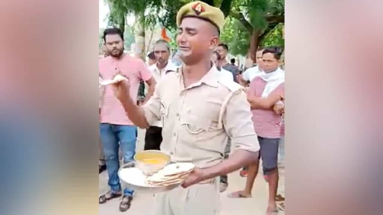 Viral Video: ಈ ಊಟವನ್ನು ಪ್ರಾಣಿಗಳೂ ತಿನ್ನೋದಿಲ್ಲ; ಪೊಲೀಸ್ ಮೆಸ್ ಊಟವನ್ನು ಹಿಡಿದು ಅಳುತ್ತಾ ನಿಂತ ಕಾನ್ಸ್ಟೆಬಲ್ Viral Video: ಈ ಊಟವನ್ನು ಪ್ರಾಣಿಗಳೂ ತಿನ್ನೋದಿಲ್ಲ; ಪೊಲೀಸ್ ಮೆಸ್ ಊಟವನ್ನು ಹಿಡಿದು ಅಳುತ್ತಾ ನಿಂತ ಕಾನ್ಸ್ಟೆಬಲ್