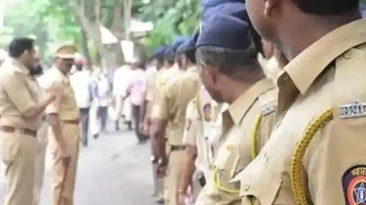 ಉತ್ತರ ಪ್ರದೇಶ: ಸಮವಸ್ತ್ರ ಧರಿಸದ ದಲಿತ ವಿದ್ಯಾರ್ಥಿನಿಯ ಮೇಲೆ ಹಲ್ಲೆ ನಡೆಸಿ, ಶಾಲೆಯಿಂದ ಹೊರದಬ್ಬಿದ ಗ್ರಾಮದ ಮಾಜಿ ಮುಖ್ಯಸ್ಥ ಉತ್ತರ ಪ್ರದೇಶ: ಸಮವಸ್ತ್ರ ಧರಿಸದ ದಲಿತ ವಿದ್ಯಾರ್ಥಿನಿಯ ಮೇಲೆ ಹಲ್ಲೆ ನಡೆಸಿ, ಶಾಲೆಯಿಂದ ಹೊರದಬ್ಬಿದ ಗ್ರಾಮದ ಮಾಜಿ ಮುಖ್ಯಸ್ಥ