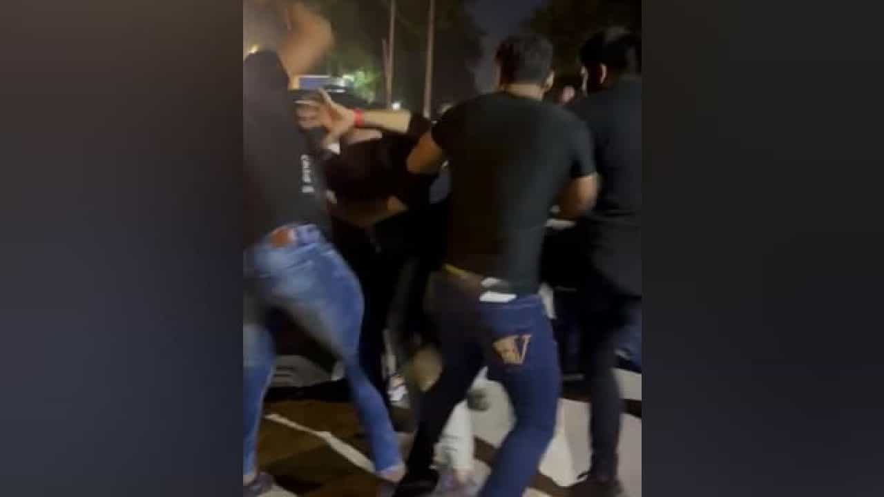 Viral Video: ನೈಟ್ ಕ್ಲಬ್ಗೆ ಬಂದಿದ್ದ ಮಹಿಳೆಯ ಮೈ ಮುಟ್ಟಿದ ಬೌನ್ಸರ್ನ ಪ್ರಶ್ನಿಸಿದ್ದಕ್ಕೆ ಹಿಗ್ಗಾಮುಗ್ಗ ಥಳಿತ; ವಿಡಿಯೋ ವೈರಲ್ Viral Video: ನೈಟ್ ಕ್ಲಬ್ಗೆ ಬಂದಿದ್ದ ಮಹಿಳೆಯ ಮೈ ಮುಟ್ಟಿದ ಬೌನ್ಸರ್ನ ಪ್ರಶ್ನಿಸಿದ್ದಕ್ಕೆ ಹಿಗ್ಗಾಮುಗ್ಗ ಥಳಿತ; ವಿಡಿಯೋ ವೈರಲ್