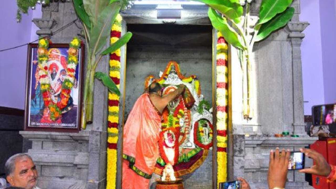 Mantralaya: ಮಂತ್ರಾಲಯ ಮಠದಲ್ಲಿಂದು ರಾಯರ ಮಧ್ಯಾರಾಧನೆ: ಶೇಷ ವಸ್ತ್ರದೊಂದಿಗೆ ಪ್ರದಕ್ಷಿಣೆ Mantralaya: ಮಂತ್ರಾಲಯ ಮಠದಲ್ಲಿಂದು ರಾಯರ ಮಧ್ಯಾರಾಧನೆ: ಶೇಷ ವಸ್ತ್ರದೊಂದಿಗೆ ಪ್ರದಕ್ಷಿಣೆ