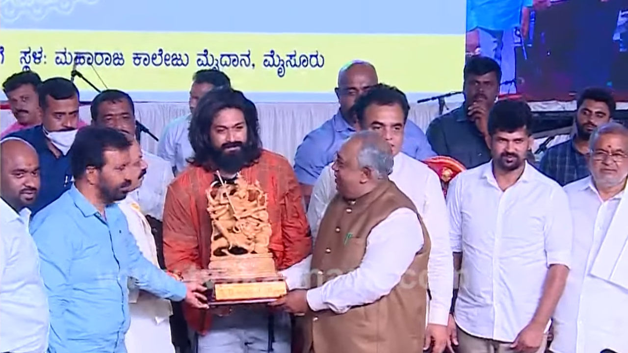 ಶಿಕ್ಷಣ ಪಡೆದ ವಿಶ್ವ ವಿದ್ಯಾನಿಲಯದಲ್ಲೇ ರಾಕಿಂಗ್ ಸ್ಟಾರ್ ಯಶ್​​ಗೆ ಸನ್ಮಾನ