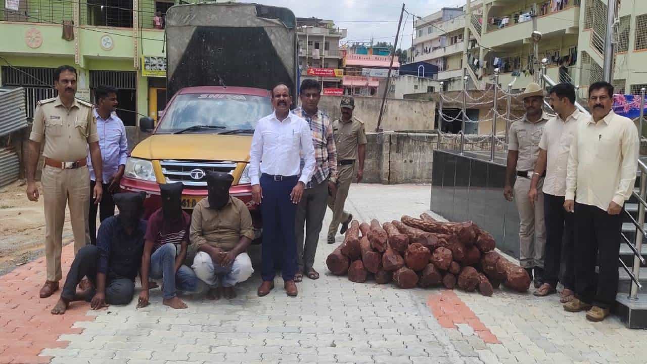 ರಕ್ತ ಚಂದನ ಸಾಗಾಟ ಮಾಡುತ್ತಿದ್ದ ಆರೋಪಿಗಳ ಬಂಧನ: 35 ಲಕ್ಷ ರೂ. ಮೌಲ್ಯದ ರಕ್ತ ಚಂದನ ವಶಕ್ಕೆ ರಕ್ತ ಚಂದನ ಸಾಗಾಟ ಮಾಡುತ್ತಿದ್ದ ಆರೋಪಿಗಳ ಬಂಧನ: 35 ಲಕ್ಷ ರೂ. ಮೌಲ್ಯದ ರಕ್ತ ಚಂದನ ವಶಕ್ಕೆ