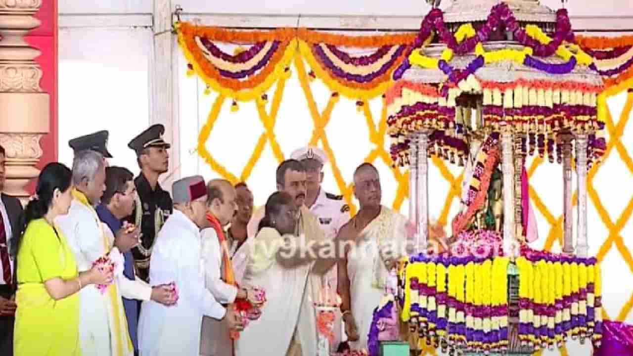 Dasara 2022 Inauguration: ನಾಡಹಬ್ಬ ಮೈಸೂರು ದಸರಾಕ್ಕೆ ವಿಧ್ಯುಕ್ತ ಚಾಲನೆ, ಚಾಮುಂಡೇಶ್ವರಿಗೆ ರಾಷ್ಟ್ರಪತಿ ದ್ರೌಪದಿ ಮುರ್ಮು ಪುಷ್ಪಾರ್ಚನೆ