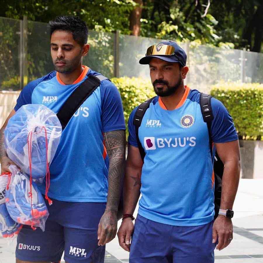 ಮುಂಬರುವ T20 ವಿಶ್ವಕಪ್ಗೆ ಮುನ್ನ ಟೀಂ ಇಂಡಿಯಾ, ಆಸ್ಟ್ರೇಲಿಯಾ ಮತ್ತು ದಕ್ಷಿಣ ಆಫ್ರಿಕಾ ವಿರುದ್ಧ ಸ್ವದೇಶಿ ಸರಣಿಗಳನ್ನು ಆಡುತ್ತಿದೆ. ಫಿಂಚ್ ಮತ್ತು ರೋಹಿತ್ ಪಡೆಗಳ ನಡುವಿನ ಮೂರು ಪಂದ್ಯಗಳ T20 ಸರಣಿಯು ಸೆಪ್ಟೆಂಬರ್ 20 ರಿಂದ ಪ್ರಾರಂಭವಾಗಲಿದೆ. ಇಂದು ಮುಂಜಾನೆ ಭಾನುವಾರ, ಭಾರತ ತಂಡದ ಕ್ರಿಕೆಟಿಗರು ಮೊಹಾಲಿಯಲ್ಲಿ ಅಭ್ಯಾಸ ನಡೆಸಿದರು.