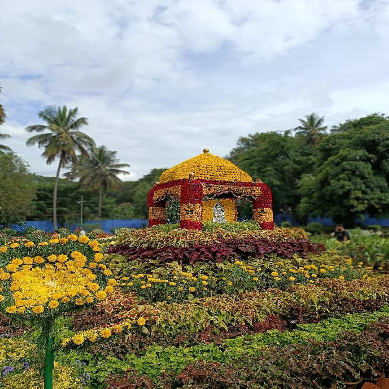 ನಾಡಹಬ್ಬ ಮೈಸೂರು ದಸರಾ ಮಹೋತ್ಸವದ ಆಕರ್ಷಣೀಯ ಕೇಂದ್ರಬಿಂದುಗಳಲ್ಲಿ ಒಂದಾದ ಫಲಪುಷ್ಪ ಪ್ರದರ್ಶನ ಆರಂಭವಾಗಿದೆ. ಫಲಪುಷ್ಪ ಪ್ರದರ್ಶನವನ್ನು ನಿಶಾದ್ ಭಾಗ್ ಕುಪ್ಪಣ್ಣ ಪಾರ್ಕ್​ನಲ್ಲಿ ಸೆ.26ರಿಂದ ಅ.5ರವರೆಗೆ ಆಯೋಜನೆ ಮಾಡಲಾಗಿದೆ. 