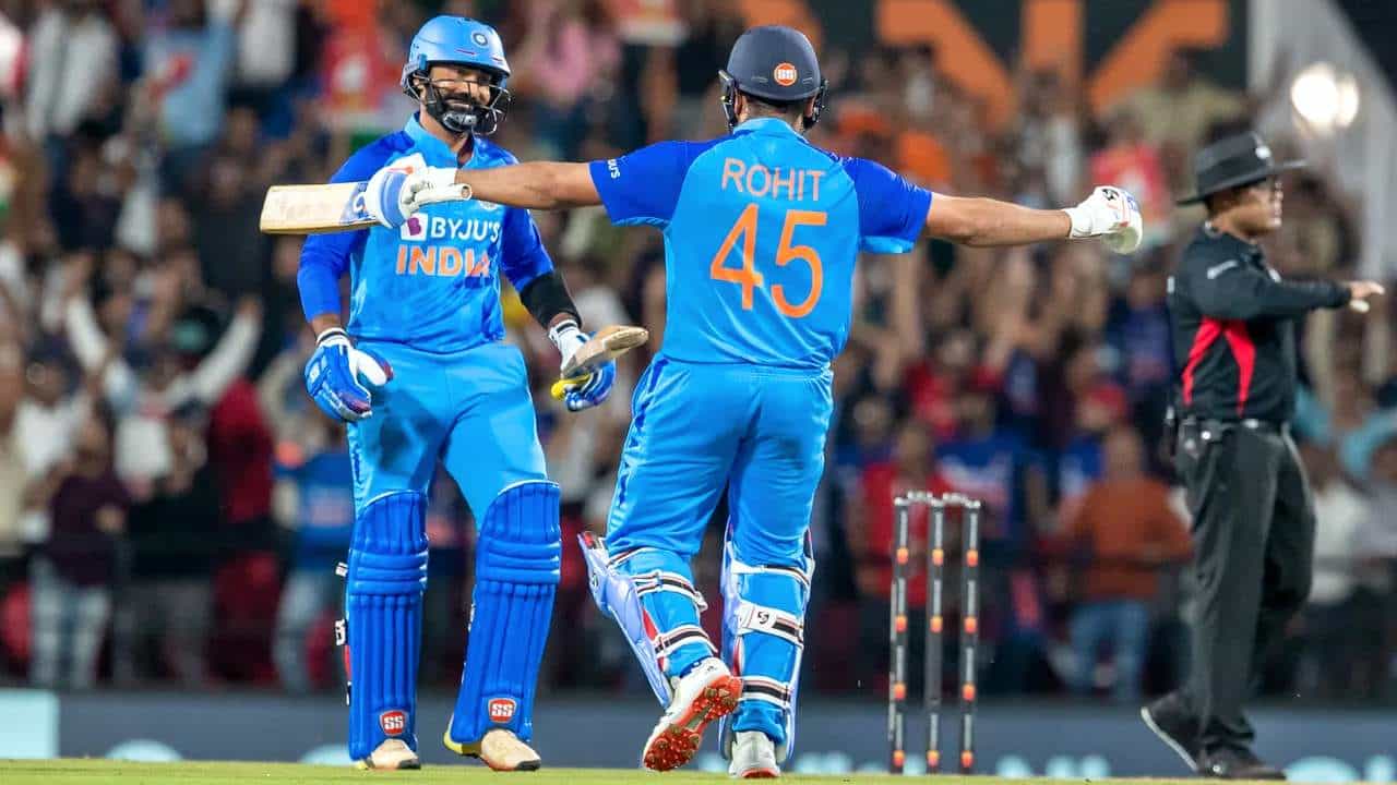 Dinesh Karthik: ಹಿಟ್ಮ್ಯಾನ್ ಮುಂದೆ ಮೋಡಿ ಮಾಡಿದ DK: ಟಿ20 ವಿಶ್ವಕಪ್ನಲ್ಲಿ ಚಾನ್ಸ್ ಖಚಿತ..! Dinesh Karthik: ಹಿಟ್ಮ್ಯಾನ್ ಮುಂದೆ ಮೋಡಿ ಮಾಡಿದ DK: ಟಿ20 ವಿಶ್ವಕಪ್ನಲ್ಲಿ ಚಾನ್ಸ್ ಖಚಿತ..!
