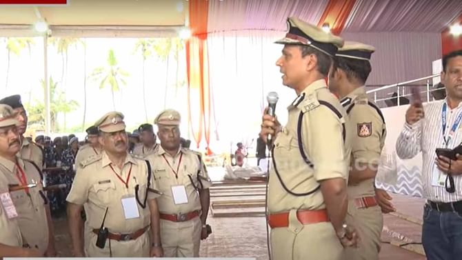 ಪ್ರಧಾನಿ ಮೋದಿ ಮಂಗಳೂರು ಭೇಟಿ: ಭದ್ರತೆಗೆ ನಿಯೋಜಿಸಿರುವ ಪೊಲೀಸ್ ಸಿಬ್ಬಂದಿಗೆ ಜವಾಬ್ದಾರಿಗಳನ್ನು ವಿವರಿಸಿದರು ಎಡಿಜಿಪಿ ಅಲೋಕ್ ಕುಮಾರ ಪ್ರಧಾನಿ ಮೋದಿ ಮಂಗಳೂರು ಭೇಟಿ: ಭದ್ರತೆಗೆ ನಿಯೋಜಿಸಿರುವ ಪೊಲೀಸ್ ಸಿಬ್ಬಂದಿಗೆ ಜವಾಬ್ದಾರಿಗಳನ್ನು ವಿವರಿಸಿದರು ಎಡಿಜಿಪಿ ಅಲೋಕ್ ಕುಮಾರ