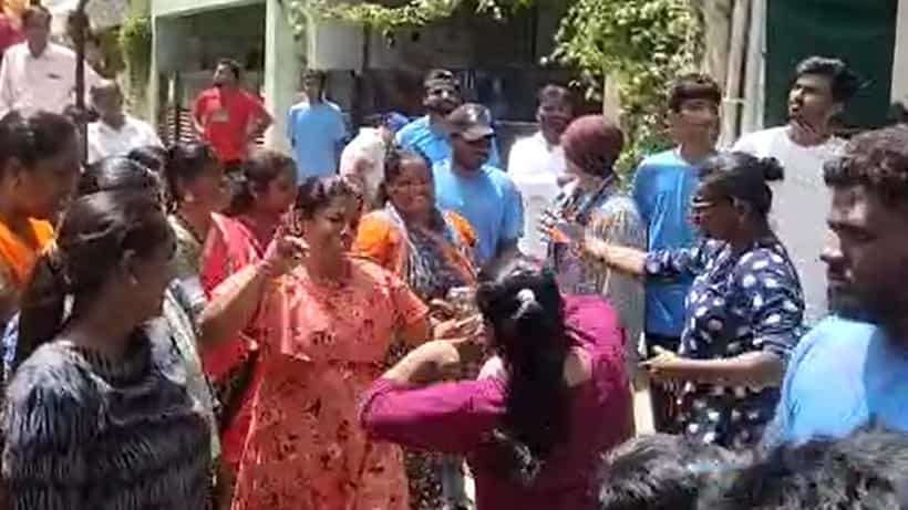 ಗಣೇಶ ವಿಸರ್ಜನೆ ವೇಳೆ ಸಖತ್ ಸ್ಟೆಪ್ಸ್ ಹಾಕಿದ ಗೃಹಿಣಿಯರು