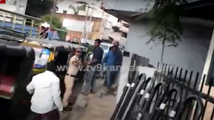 ಬಳ್ಳಾರಿಯಲ್ಲಿ ಪಿಎಫ್ಐ ಕಾರ್ಯಕರ್ತರು ಯುವಕನೊಬ್ಬನ ಮೇಲೆ ಹಲ್ಲೆ ನಡೆಸುತ್ತಿದ್ದರೆ ಪೊಲೀಸರು ಮೂಕಪ್ರೇಕ್ಷಕರು! ಬಳ್ಳಾರಿಯಲ್ಲಿ ಪಿಎಫ್ಐ ಕಾರ್ಯಕರ್ತರು ಯುವಕನೊಬ್ಬನ ಮೇಲೆ ಹಲ್ಲೆ ನಡೆಸುತ್ತಿದ್ದರೆ ಪೊಲೀಸರು ಮೂಕಪ್ರೇಕ್ಷಕರು!