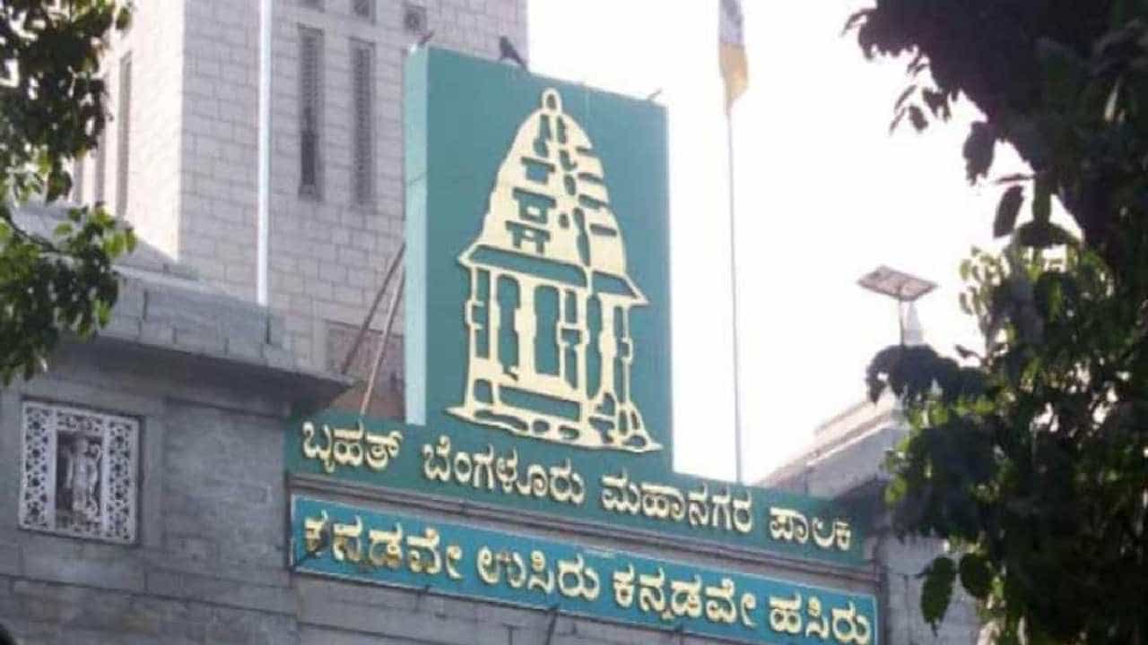 ನೋಟಿಸ್ ನೀಡಿ ತಿಂಗಳುಗಳೇ ಕಳೆದರೂ ಒತ್ತುವರಿ ಮಾಡಿಕೊಂಡ ಮನೆ, ವಿಲ್ಲಾಗಳನ್ನು ತೆರವುಗೊಳಿಸದ ಬಿಬಿಎಂಪಿ ನೋಟಿಸ್ ನೀಡಿ ತಿಂಗಳುಗಳೇ ಕಳೆದರೂ ಒತ್ತುವರಿ ಮಾಡಿಕೊಂಡ ಮನೆ, ವಿಲ್ಲಾಗಳನ್ನು ತೆರವುಗೊಳಿಸದ ಬಿಬಿಎಂಪಿ