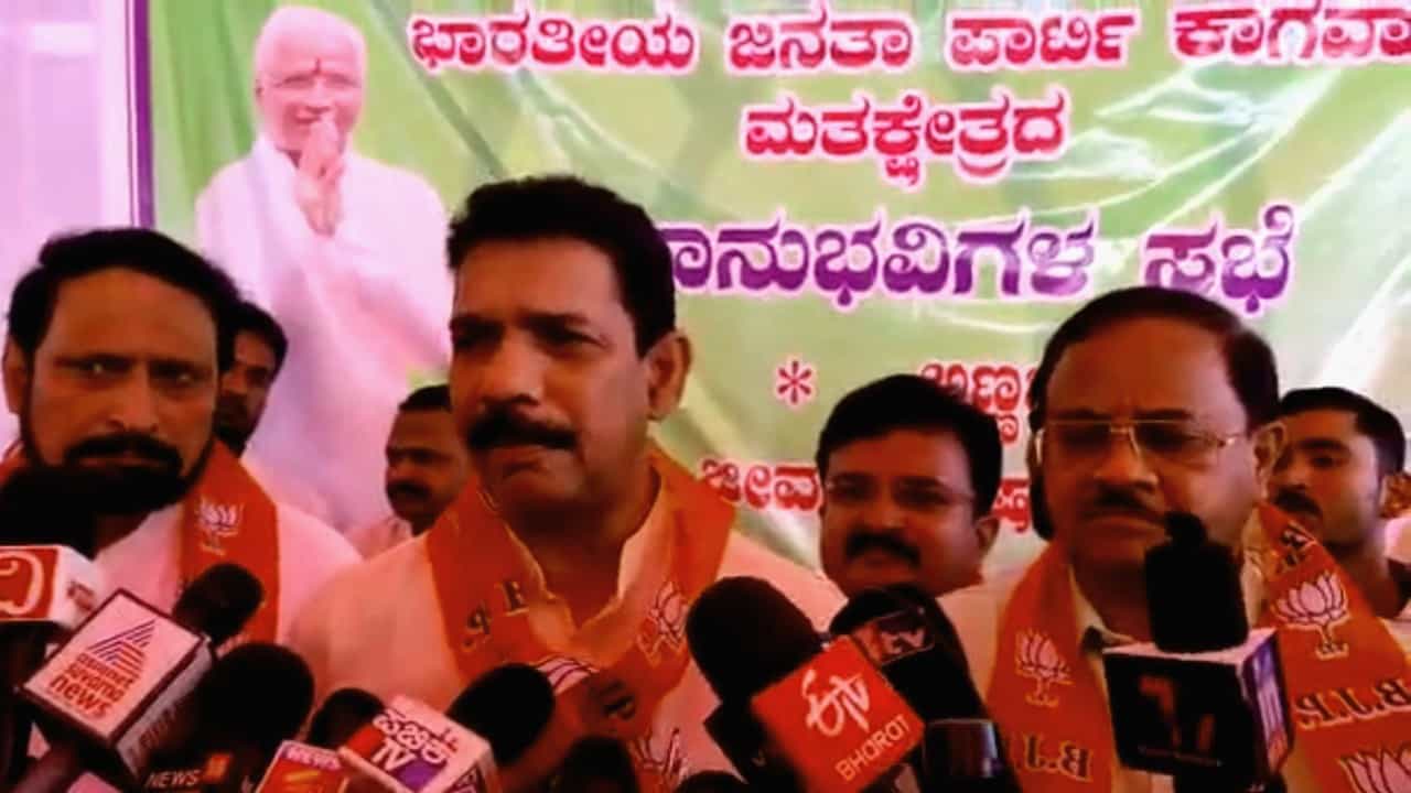 ಸಿದ್ದರಾಮಯ್ಯ ಕಣ್ಣೀರು ತರಿಸುವ ಸಿಎಂ, ಹೆಚ್ಡಿಕೆ ಕಣ್ಣೀರಲ್ಲೇ ಇರುವ ಸಿಎಂ, ಯಡಿಯೂರಪ್ಪ ಜನರ ಕಣ್ಣೀರು ಒರೆಸಿದ ಸಿಎಂ -ಕಟೀಲು ವ್ಯಾಖ್ಯಾನ ಸಿದ್ದರಾಮಯ್ಯ ಕಣ್ಣೀರು ತರಿಸುವ ಸಿಎಂ, ಹೆಚ್ಡಿಕೆ ಕಣ್ಣೀರಲ್ಲೇ ಇರುವ ಸಿಎಂ, ಯಡಿಯೂರಪ್ಪ ಜನರ ಕಣ್ಣೀರು ಒರೆಸಿದ ಸಿಎಂ -ಕಟೀಲು ವ್ಯಾಖ್ಯಾನ
