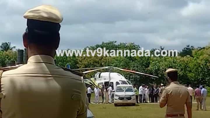ಲಿಂಗೈಕ್ಯ ಶ್ರೀ ಶಿವಕುಮಾರ ಸ್ವಾಮಿಗಳ ಶ್ರದ್ಧಾಂಜಲಿ ಕಾರ್ಯಕ್ರಮದಲ್ಲಿ ಬಿ ಎಸ್ ವೈ ಮತ್ತು ಬೊಮ್ಮಾಯಿ ಜೊತೆಯಾಗಿ ಭಾಗಿಯಾದರು ಲಿಂಗೈಕ್ಯ ಶ್ರೀ ಶಿವಕುಮಾರ ಸ್ವಾಮಿಗಳ ಶ್ರದ್ಧಾಂಜಲಿ ಕಾರ್ಯಕ್ರಮದಲ್ಲಿ ಬಿ ಎಸ್ ವೈ ಮತ್ತು ಬೊಮ್ಮಾಯಿ ಜೊತೆಯಾಗಿ ಭಾಗಿಯಾದರು
