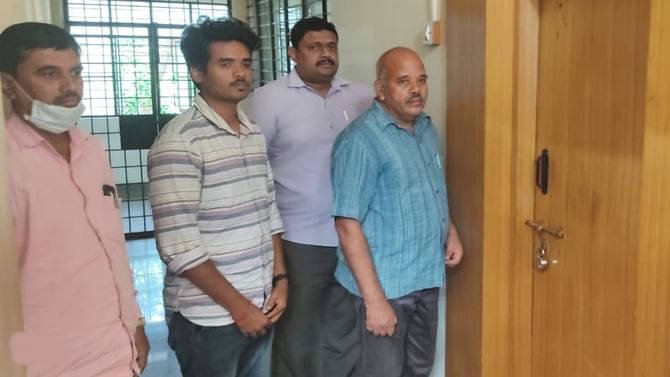ACB: ಈ ಹಿಂದೆ ಎಸಿಬಿ ದಾಳಿಗೆ ಒಳಗಾಗಿದ್ದ ಬಾಗಲಕೋಟೆ ಆರ್ ಟಿಒ ಅಧಿಕಾರಿ ಸಸ್ಪೆಂಡ್, ಕಾರಣ ಇಂಟರೆಸ್ಟಿಂಗ್ ಆಗಿದೆ! ACB: ಈ ಹಿಂದೆ ಎಸಿಬಿ ದಾಳಿಗೆ ಒಳಗಾಗಿದ್ದ ಬಾಗಲಕೋಟೆ ಆರ್ ಟಿಒ ಅಧಿಕಾರಿ ಸಸ್ಪೆಂಡ್, ಕಾರಣ ಇಂಟರೆಸ್ಟಿಂಗ್ ಆಗಿದೆ!