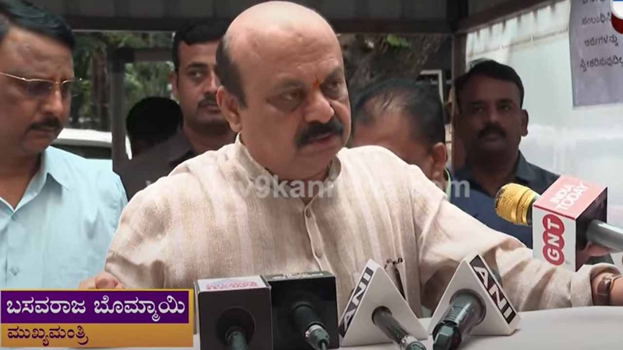 ವೋಟರ್ ಐಡಿ ಪರಿಷ್ಕರಣೆಯಲ್ಲಿ ಭಾಗಿಯಾದ ಅಧಿಕಾರಿಗಳ ವಿರುದ್ಧವೂ ಕ್ರಮಗೈಕೊಳ್ಳಲಾಗುವುದು: ಸಿಎಂ ಬೊಮ್ಮಾಯಿ ವೋಟರ್ ಐಡಿ ಪರಿಷ್ಕರಣೆಯಲ್ಲಿ ಭಾಗಿಯಾದ ಅಧಿಕಾರಿಗಳ ವಿರುದ್ಧವೂ ಕ್ರಮಗೈಕೊಳ್ಳಲಾಗುವುದು: ಸಿಎಂ ಬೊಮ್ಮಾಯಿ