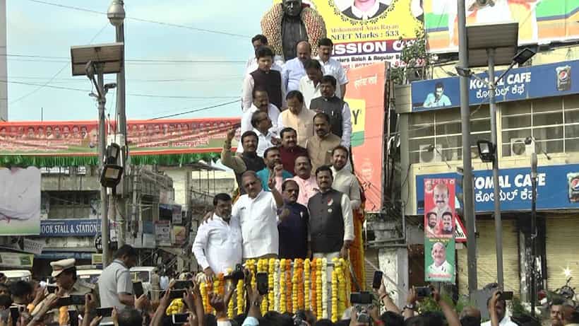 ಕರ್ನಾಟಕ ಅಮೃತ ಮಹೋತ್ಸವ ಹಿನ್ನೆಲೆ ಕಲಬುರಗಿಯಲ್ಲಿ ಸಿಎಂ ಬೊಮ್ಮಾಯಿ ಧ್ವಜಾರೋಹಣ, ಎಸ್ಟಿ ಹೋರಾಟ ಸಮಿತಿಯಿಂದ ಕಪ್ಪುಬಾವುಟ ಪ್ರದರ್ಶನ