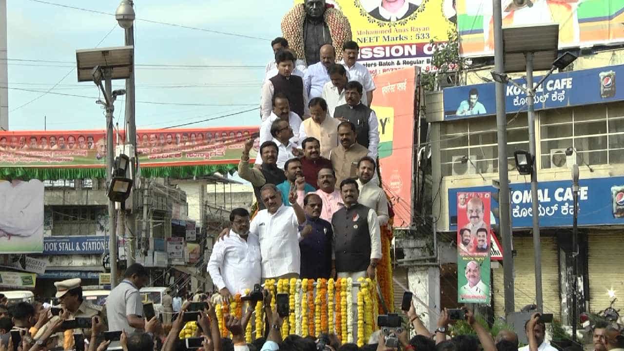 ಕರ್ನಾಟಕ ಅಮೃತ ಮಹೋತ್ಸವ ಹಿನ್ನೆಲೆ ಕಲಬುರಗಿಯಲ್ಲಿ ಸಿಎಂ ಬೊಮ್ಮಾಯಿ ಧ್ವಜಾರೋಹಣ, ಎಸ್​ಟಿ ಹೋರಾಟ ಸಮಿತಿಯಿಂದ ಕಪ್ಪುಬಾವುಟ ಪ್ರದರ್ಶನ