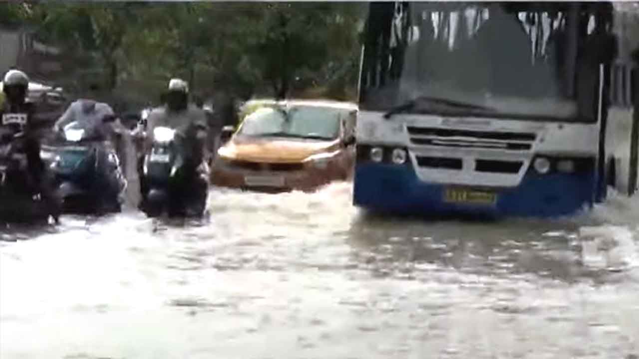 Bengaluru Rains: ಬೆಂಗಳೂರು ರಸ್ತೆಗಳಲ್ಲಿ ಕಡಿಮೆಯಾಗದ ನೀರು, ಶಾಲಾ-ಕಾಲೇಜುಗಳಿಗೆ ರಜೆ ಘೋಷಣೆ