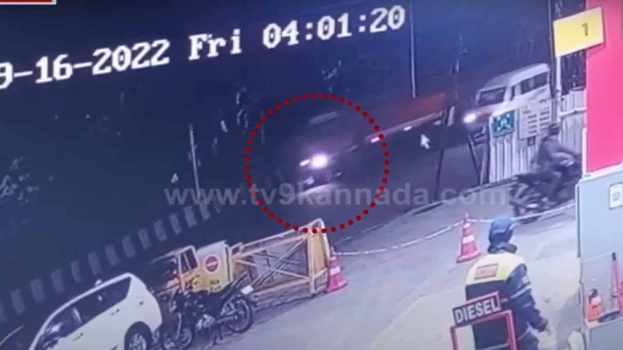 ಬೆಂಗಳೂರಿನ ಮೇಖ್ರಿ ಸರ್ಕಲ್ ನಲ್ಲಿ ಬೈಕ್ ಸವಾರನ ಮೇಲೆ ಹರಿದ ಲಾರಿ ಅವನನ್ನು 300 ಮೀಟರ್ ವರೆಗೆ ಎಳೆದೊಯ್ಯಿತು! ಬೆಂಗಳೂರಿನ ಮೇಖ್ರಿ ಸರ್ಕಲ್ ನಲ್ಲಿ ಬೈಕ್ ಸವಾರನ ಮೇಲೆ ಹರಿದ ಲಾರಿ ಅವನನ್ನು 300 ಮೀಟರ್ ವರೆಗೆ ಎಳೆದೊಯ್ಯಿತು!