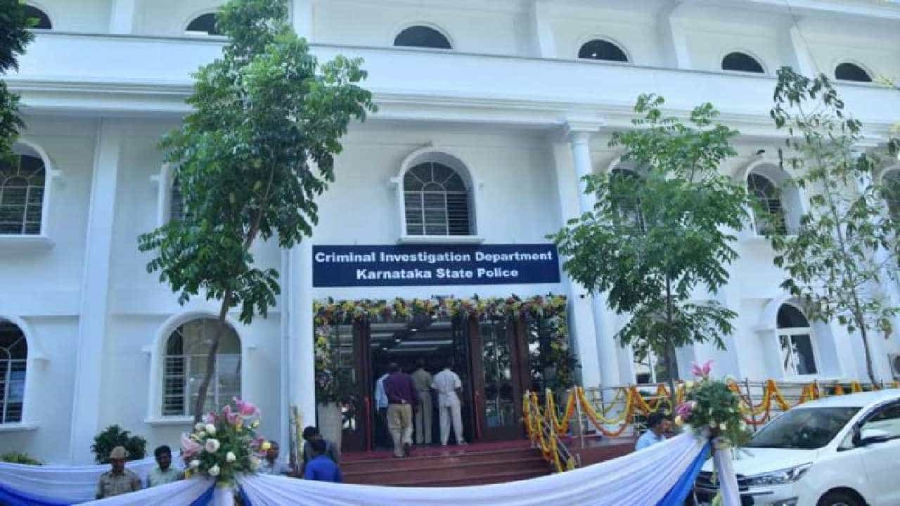 2014-15ರ ಶಿಕ್ಷಕರ ನೇಮಕಾತಿಯಲ್ಲಿ ಅಕ್ರಮ: ಶಿಕ್ಷಣ ಇಲಾಖೆಯ ಹಾಲಿ ಹಾಗೂ ಮಾಜಿ ಅಧಿಕಾರಿಗಳ ಬಂಧನ 2014-15ರ ಶಿಕ್ಷಕರ ನೇಮಕಾತಿಯಲ್ಲಿ ಅಕ್ರಮ: ಶಿಕ್ಷಣ ಇಲಾಖೆಯ ಹಾಲಿ ಹಾಗೂ ಮಾಜಿ ಅಧಿಕಾರಿಗಳ ಬಂಧನ