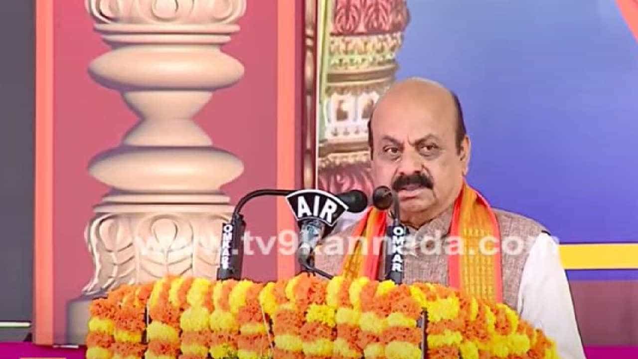 ಇವತ್ತು ಮಹಿಶಾಸುರ ಇಲ್ಲ. ಆದರೆ ನಮ್ಮೊಳಗಿರುವ ದುರ್ಗುಣಗಳನ್ನು ದೂರ ಇಡಬೇಕು -ಸಿಎಂ ಬೊಮ್ಮಾಯಿ ಇವತ್ತು ಮಹಿಶಾಸುರ ಇಲ್ಲ. ಆದರೆ ನಮ್ಮೊಳಗಿರುವ ದುರ್ಗುಣಗಳನ್ನು ದೂರ ಇಡಬೇಕು -ಸಿಎಂ ಬೊಮ್ಮಾಯಿ
