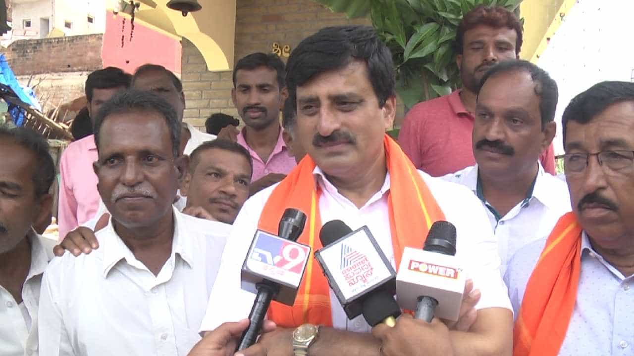 ಚನ್ನಪಟ್ಟಣ ಜಟಾಪಟಿ: ಮಾಜಿ ಸಚಿವ ಯೋಗೇಶ್ವರ್ ಹಾಗೂ ಬೆಂಬಲಿಗರ ವಿರುದ್ಧ ದೂರು, ಕೊರಳಪಟ್ಟಿ ಹಿಡಿದು ಪ್ರಾಣ ಬೆದರಿಕೆ ಹಾಕಿರುವ ಆರೋಪ ಚನ್ನಪಟ್ಟಣ ಜಟಾಪಟಿ: ಮಾಜಿ ಸಚಿವ ಯೋಗೇಶ್ವರ್ ಹಾಗೂ ಬೆಂಬಲಿಗರ ವಿರುದ್ಧ ದೂರು, ಕೊರಳಪಟ್ಟಿ ಹಿಡಿದು ಪ್ರಾಣ ಬೆದರಿಕೆ ಹಾಕಿರುವ ಆರೋಪ