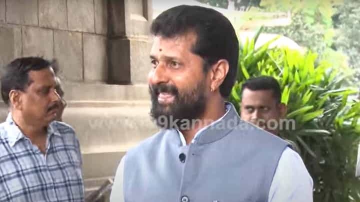 ಸಿದ್ದರಾಮಯ್ಯ ಬಗ್ಗೆ ಕಾಮೆಂಟ್ ಮಾಡಿದ ಸಿಟಿ ರವಿ ವಿರೋಧ ಪಕ್ಷದ ನಾಯಕ ತಮ್ಮತ್ತ ಬರುವುದನ್ನು ನೋಡಿ ಒಂದರೆಕ್ಷಣ ಗಾಬರಿಯಾದರು! ಸಿದ್ದರಾಮಯ್ಯ ಬಗ್ಗೆ ಕಾಮೆಂಟ್ ಮಾಡಿದ ಸಿಟಿ ರವಿ ವಿರೋಧ ಪಕ್ಷದ ನಾಯಕ ತಮ್ಮತ್ತ ಬರುವುದನ್ನು ನೋಡಿ ಒಂದರೆಕ್ಷಣ ಗಾಬರಿಯಾದರು!