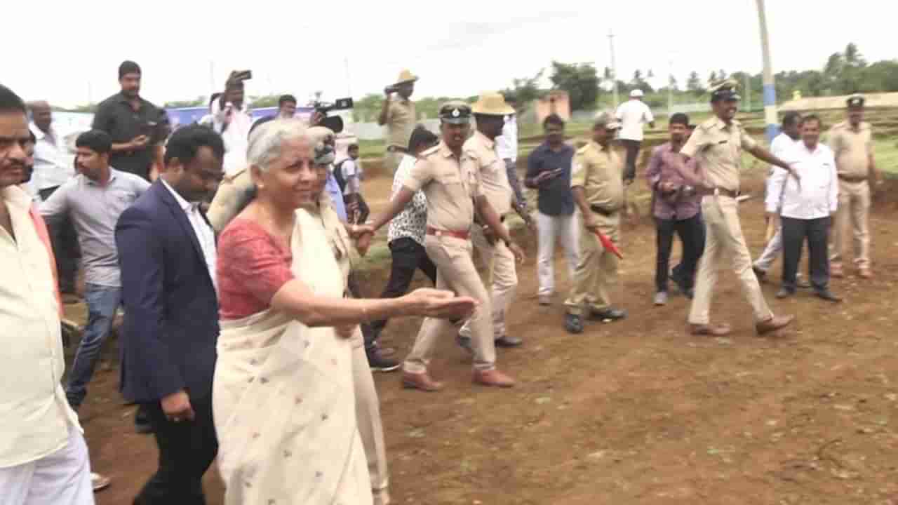 ಕೋಲಾರ ಕೆರೆಗಳ ಅಭಿವೃದ್ದಿ ಕಾಮಗಾರಿ ವೀಕ್ಷಣೆಗೆ ಬಂದ ಕೇಂದ್ರ ವಿತ್ತ ಸಚಿವೆ ನಿರ್ಮಲಾ ಸೀತಾರಾಮನ್​ ಪುಲ್​ ಗರಂ! ಅಸಲಿಗೆ ಅಲ್ಲಿ ನಡೆದಿದ್ದೇನು?