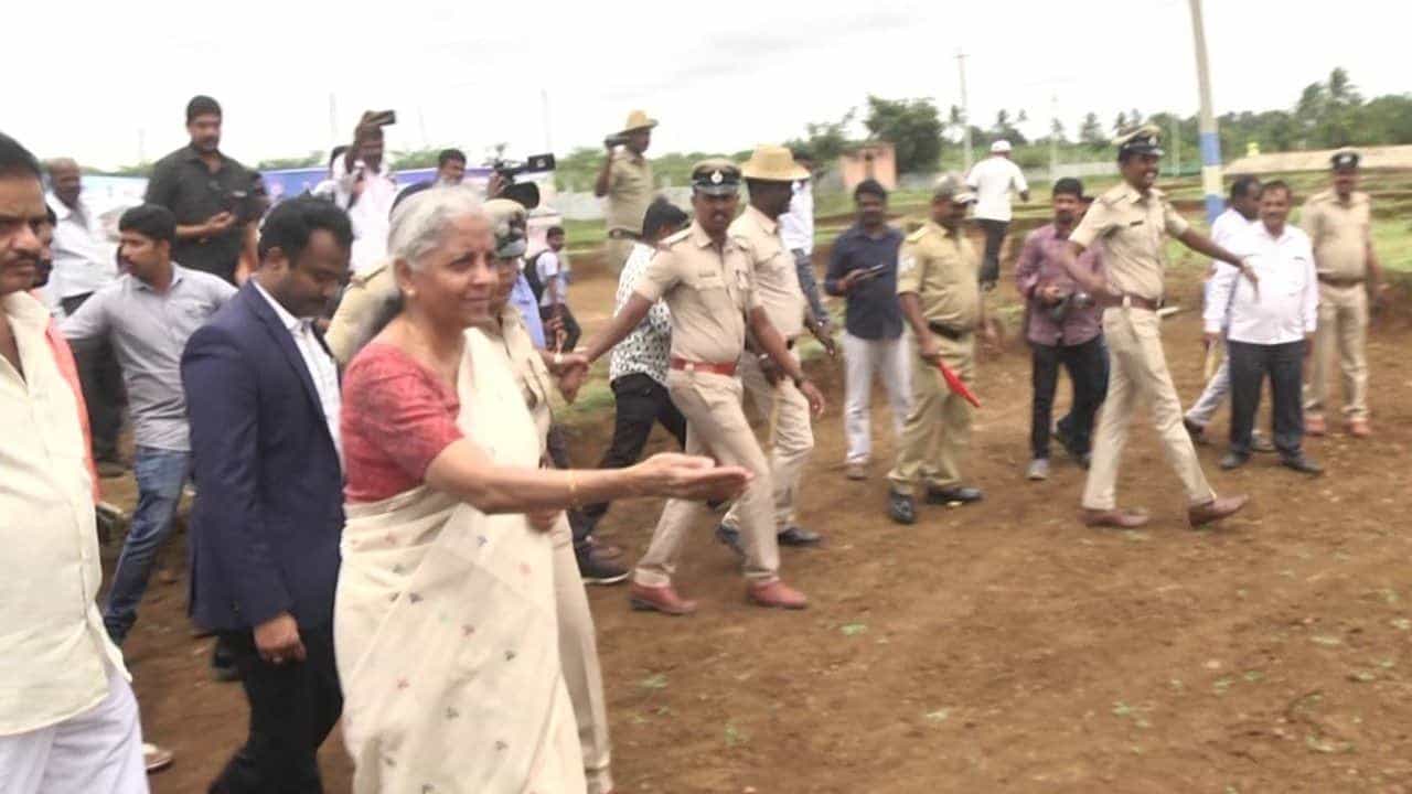 ಕೋಲಾರ ಕೆರೆಗಳ ಅಭಿವೃದ್ದಿ ಕಾಮಗಾರಿ ವೀಕ್ಷಣೆಗೆ ಬಂದ ಕೇಂದ್ರ ವಿತ್ತ ಸಚಿವೆ ನಿರ್ಮಲಾ ಸೀತಾರಾಮನ್ ಪುಲ್ ಗರಂ! ಅಸಲಿಗೆ ಅಲ್ಲಿ ನಡೆದಿದ್ದೇನು? ಕೋಲಾರ ಕೆರೆಗಳ ಅಭಿವೃದ್ದಿ ಕಾಮಗಾರಿ ವೀಕ್ಷಣೆಗೆ ಬಂದ ಕೇಂದ್ರ ವಿತ್ತ ಸಚಿವೆ ನಿರ್ಮಲಾ ಸೀತಾರಾಮನ್ ಪುಲ್ ಗರಂ! ಅಸಲಿಗೆ ಅಲ್ಲಿ ನಡೆದಿದ್ದೇನು?