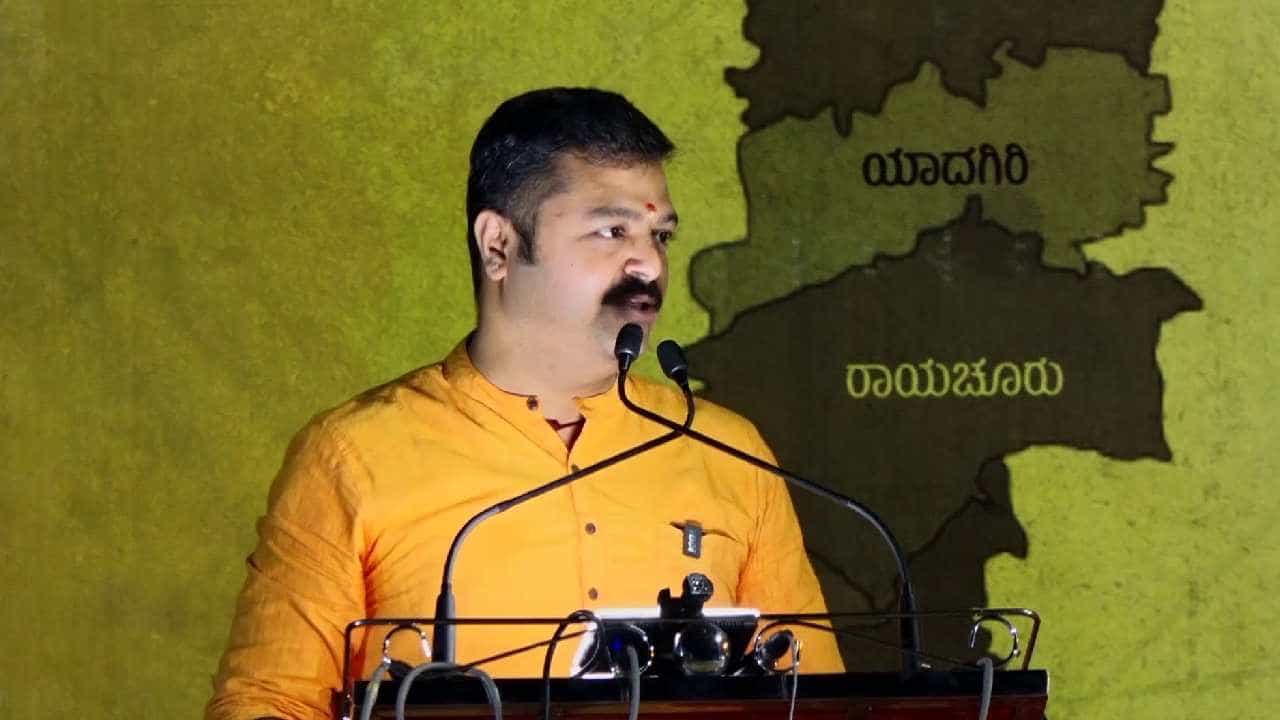 ಸುಮ್ಮನಿರುವ ಮುಸಲ್ಮಾನರನ್ನ ಕಂಟ್ರೋಲ್ ಮಾಡೋದೇ ಕಷ್ಟ, ಅಂಥದ್ರಲ್ಲಿ ಕೈಯಲ್ಲಿ ಶಸ್ತ್ರ ಇರೋ ಮುಸಲ್ಮಾನರನ್ನ ತಡಿಯಲಿಕ್ಕೆ ಆಗುತ್ತಾ? -ಚಕ್ರವರ್ತಿ ಸೂಲಿಬೆಲೆ ಸುಮ್ಮನಿರುವ ಮುಸಲ್ಮಾನರನ್ನ ಕಂಟ್ರೋಲ್ ಮಾಡೋದೇ ಕಷ್ಟ, ಅಂಥದ್ರಲ್ಲಿ ಕೈಯಲ್ಲಿ ಶಸ್ತ್ರ ಇರೋ ಮುಸಲ್ಮಾನರನ್ನ ತಡಿಯಲಿಕ್ಕೆ ಆಗುತ್ತಾ? -ಚಕ್ರವರ್ತಿ ಸೂಲಿಬೆಲೆ