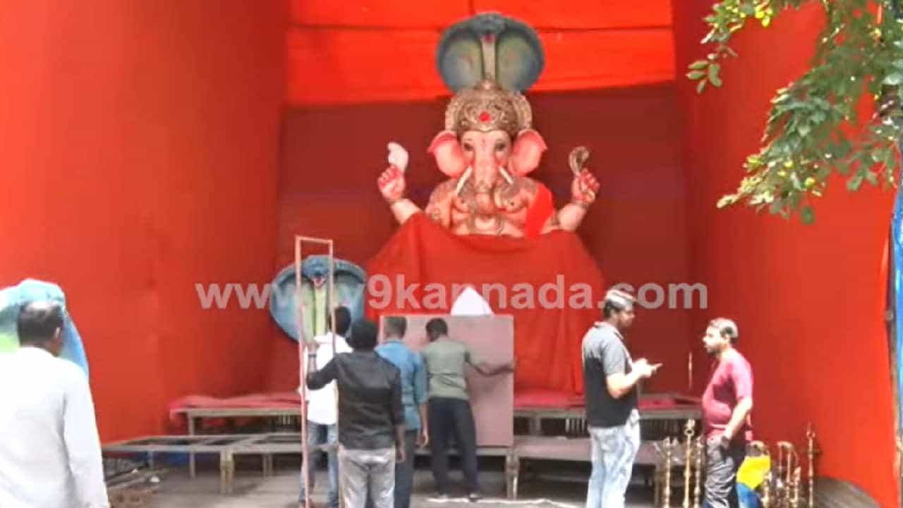 ಚಾಮರಾಜಪೇಟೆ ಈದ್ಗಾ ಮೈದಾನ ಬಳಿ ಗಣೇಶ ಪ್ರತಿಷ್ಠಾಪನೆ: ನೂರಾರು ಸಂಖ್ಯೆಯಲ್ಲಿ ಜಮಾಯಿಸಿದ ಜನರು ಚಾಮರಾಜಪೇಟೆ ಈದ್ಗಾ ಮೈದಾನ ಬಳಿ ಗಣೇಶ ಪ್ರತಿಷ್ಠಾಪನೆ: ನೂರಾರು ಸಂಖ್ಯೆಯಲ್ಲಿ ಜಮಾಯಿಸಿದ ಜನರು