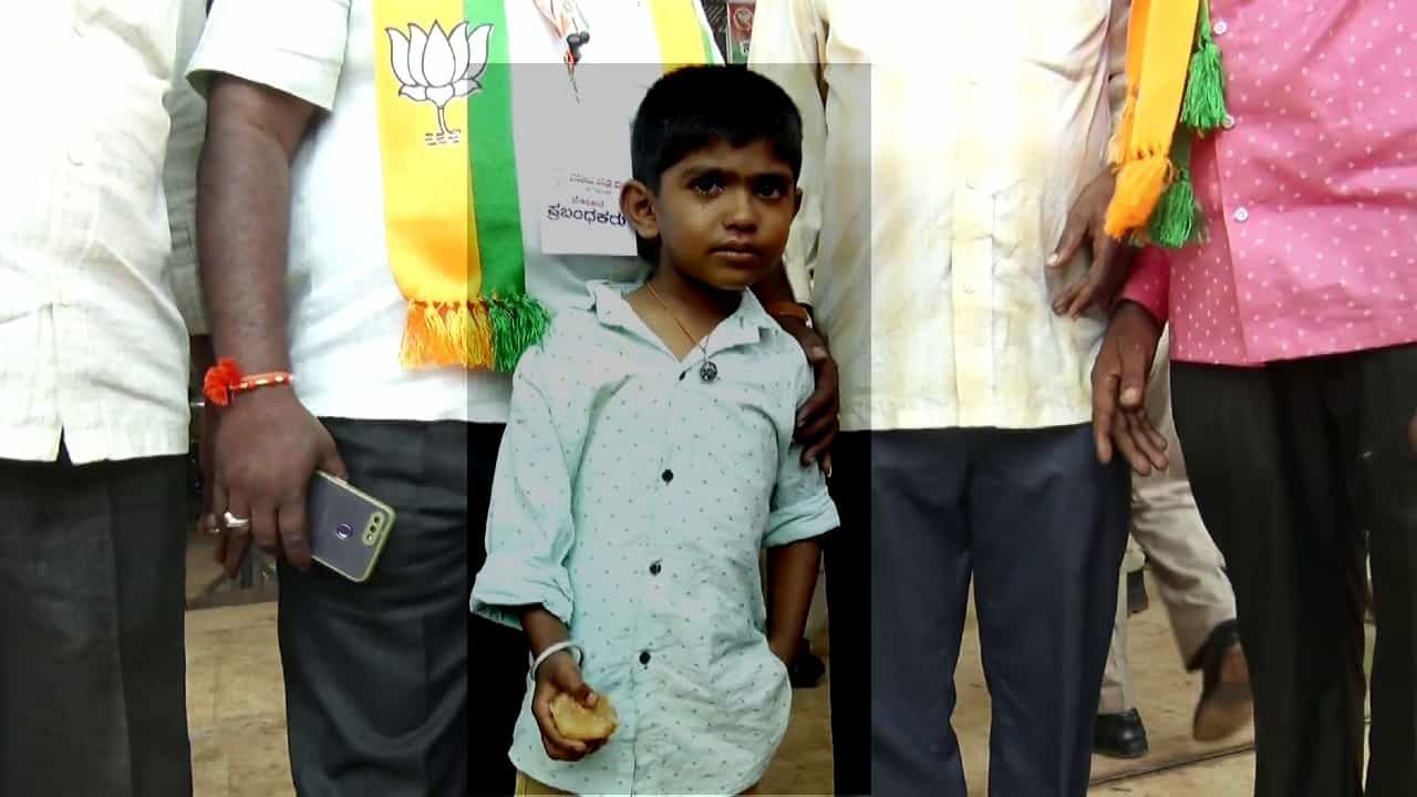 ಸಮಾವೇಶ ಜನಸ್ತೋಮದ ಮಧ್ಯೆ ಎಡವಟ್ಟು! ಅಮ್ಮನ ಕಳೆದುಕೊಂಡು ಕಣ್ಣೀರು ಹಾಕ್ತಿರುವ ಪುಟ್ಟ ಬಾಲಕ ಮನ್ವಂತ್! ಸಮಾವೇಶ ಜನಸ್ತೋಮದ ಮಧ್ಯೆ ಎಡವಟ್ಟು! ಅಮ್ಮನ ಕಳೆದುಕೊಂಡು ಕಣ್ಣೀರು ಹಾಕ್ತಿರುವ ಪುಟ್ಟ ಬಾಲಕ ಮನ್ವಂತ್!