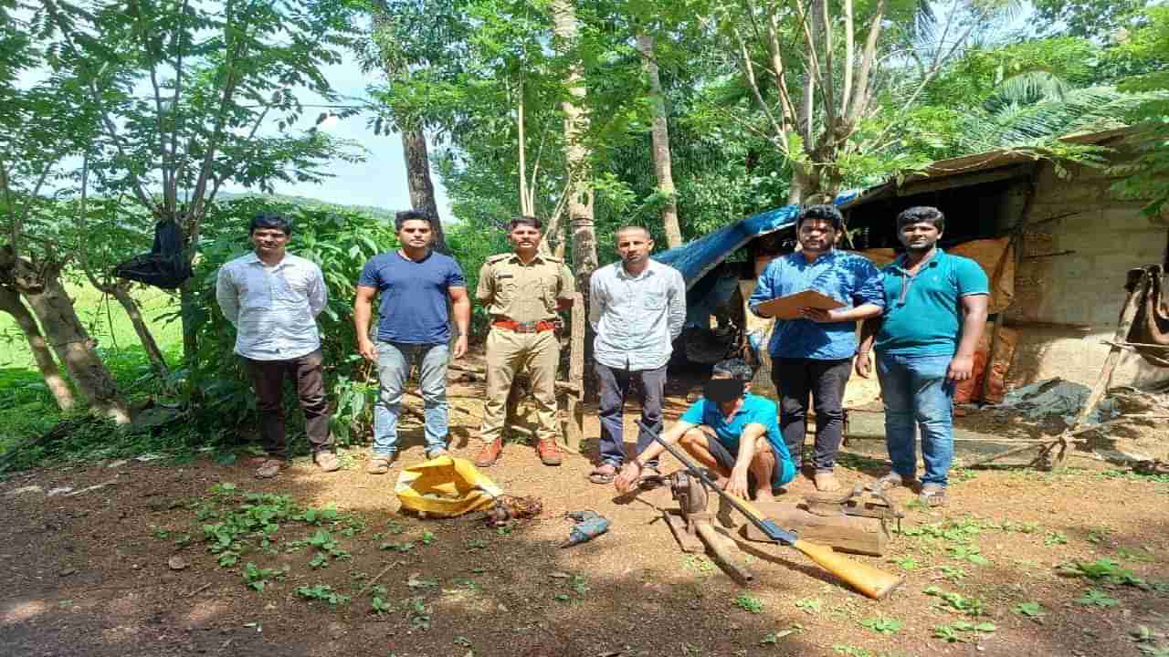 ಅಕ್ರಮವಾಗಿ ನಾಡ ಬಂದೂಕು ತಯಾರಿಸಿ ಮಾರಾಟ ಮಾಡುತಿದ್ದ ಆರೋಪಿಯನ್ನು ಬಂಧಿಸಿದ ಪೊಲೀಸರು