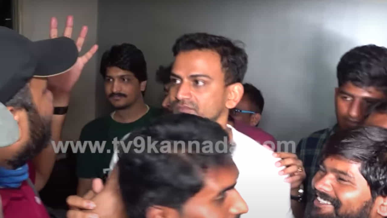 ಬಾರ್ಗೆ ಎಂಟ್ರಿಕೊಟ್ಟ ಧನಂಜಯ್; ಡಾಲಿ ನೋಡಿ ಫ್ಯಾನ್ಸ್ ಮಾಡಿದ್ದೇನು ನೋಡಿ ಬಾರ್ಗೆ ಎಂಟ್ರಿಕೊಟ್ಟ ಧನಂಜಯ್; ಡಾಲಿ ನೋಡಿ ಫ್ಯಾನ್ಸ್ ಮಾಡಿದ್ದೇನು ನೋಡಿ