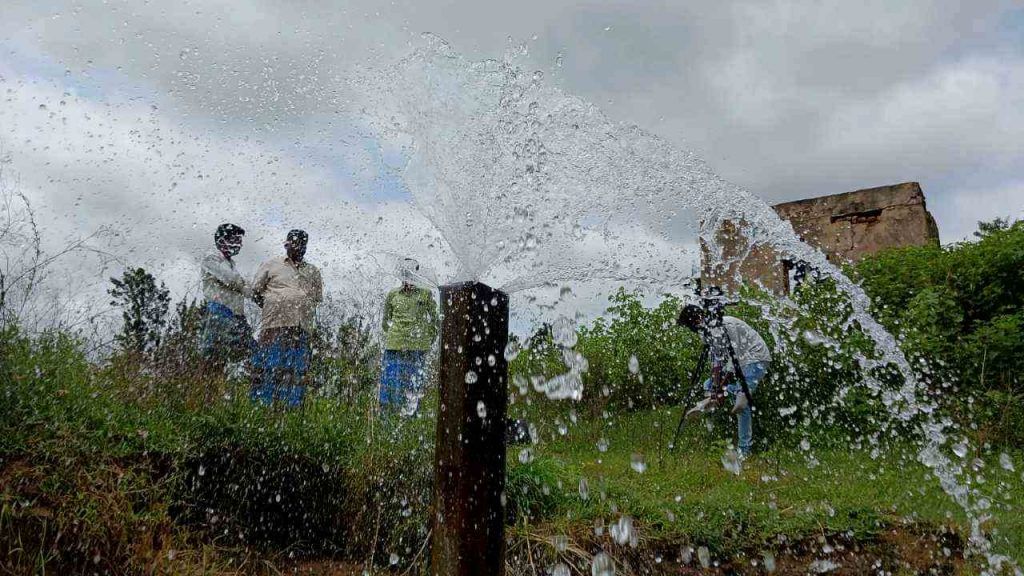 Due to heavy rain in Chikkaballapur water gushes out of dried borewell farmers happy lot 2