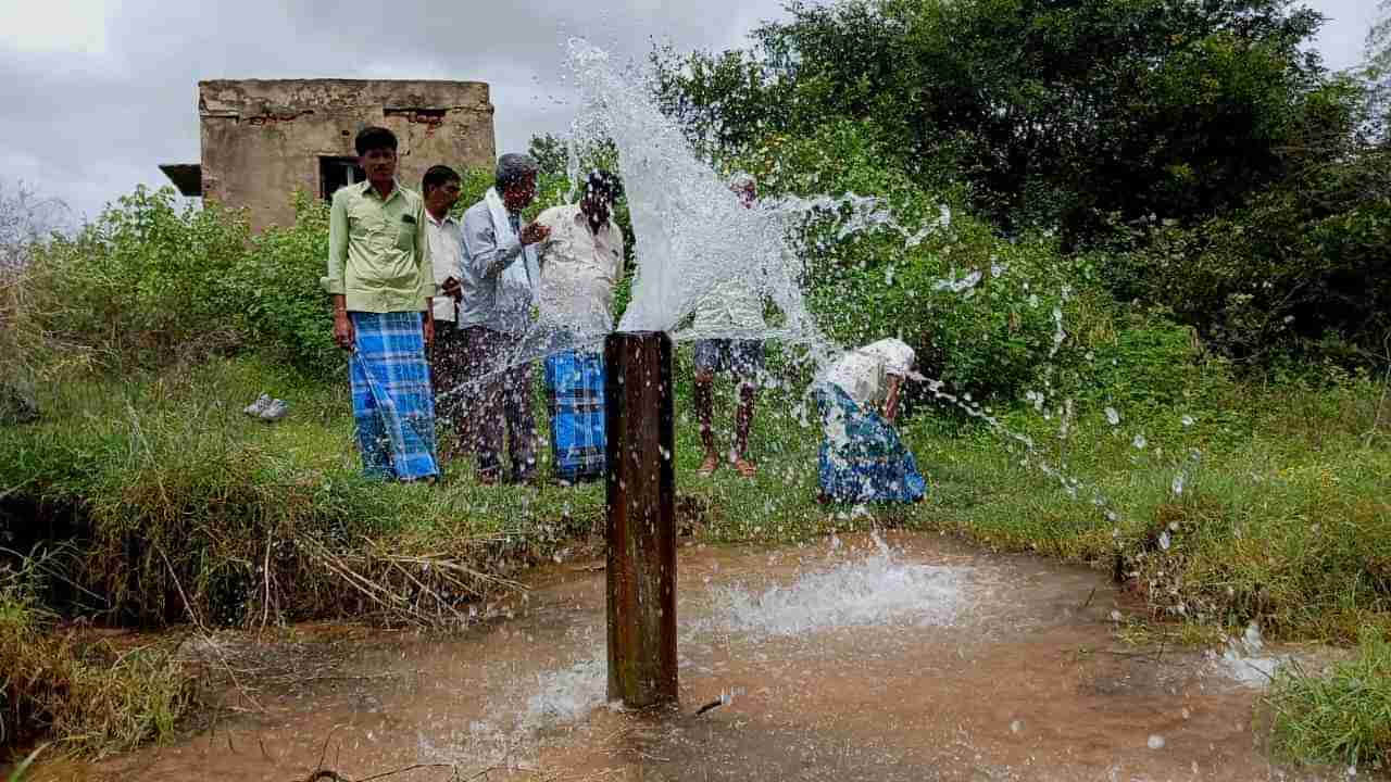 ಆಕಾಶದಲ್ಲಿ ಮೇಘಸ್ಪೋಟವಾಗಿದ್ದಕ್ಕೆ ಪಾತಾಳದಿಂದ ಅಂತರ್ಜಲ ಸ್ಫೋಟ! ಬರದ ನಾಡಿನ ರೈತರ ಮೊಗದಲ್ಲಿ ಈಗ ಮಂದಹಾಸವೋ ಮಂದಹಾಸ